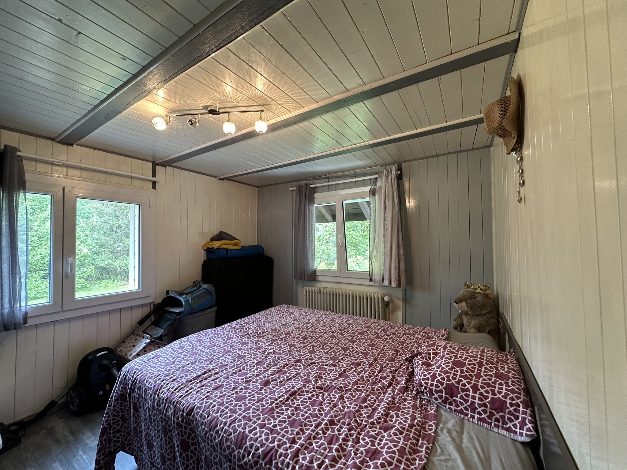 une pièce dans une maison avec un lit et une fenêtre