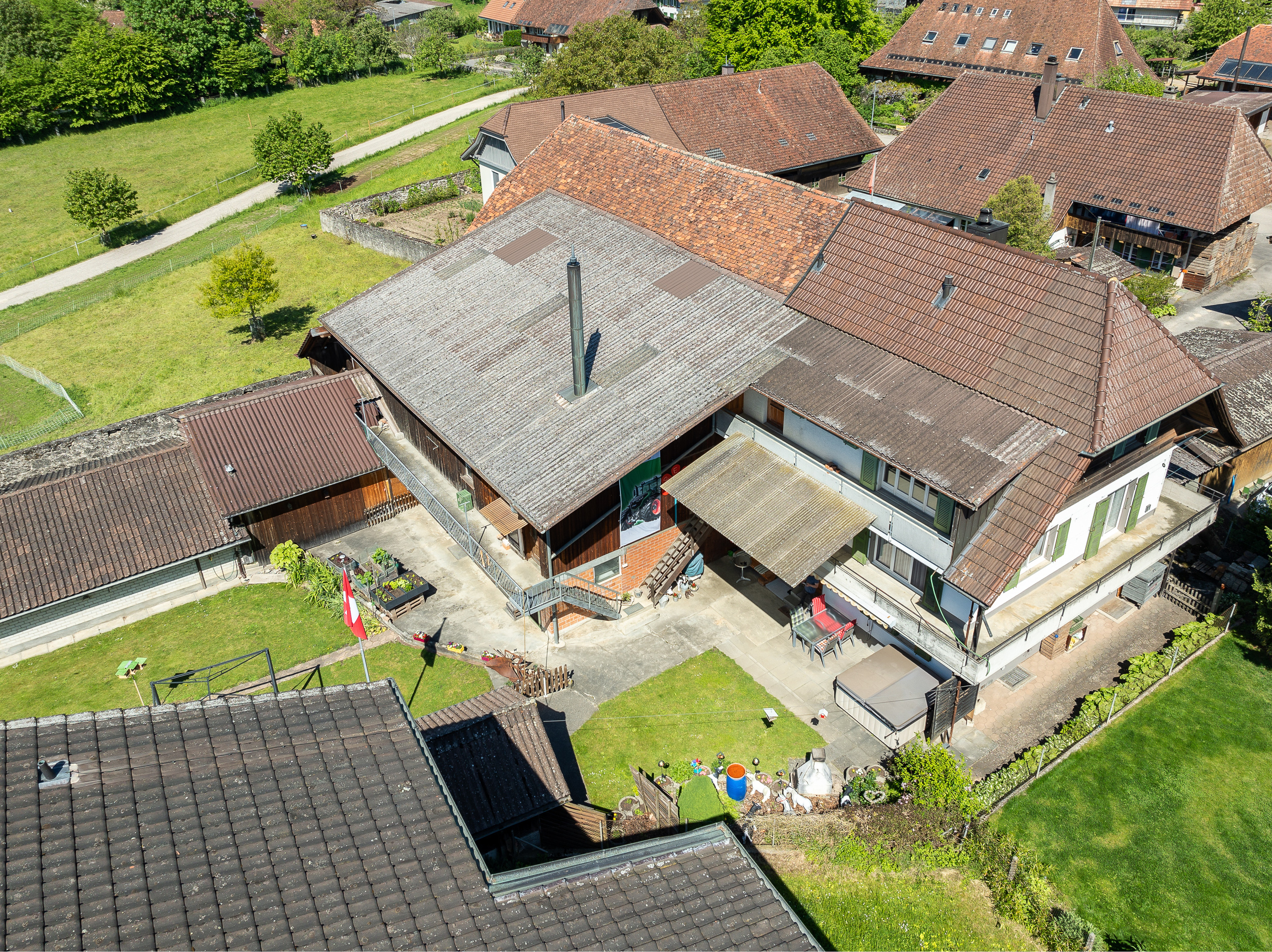 BAUERNHAUS MIT TENN UND HEUBÜHNE BAUERNHAUS MIT TENN UND HEUBÜHNE
