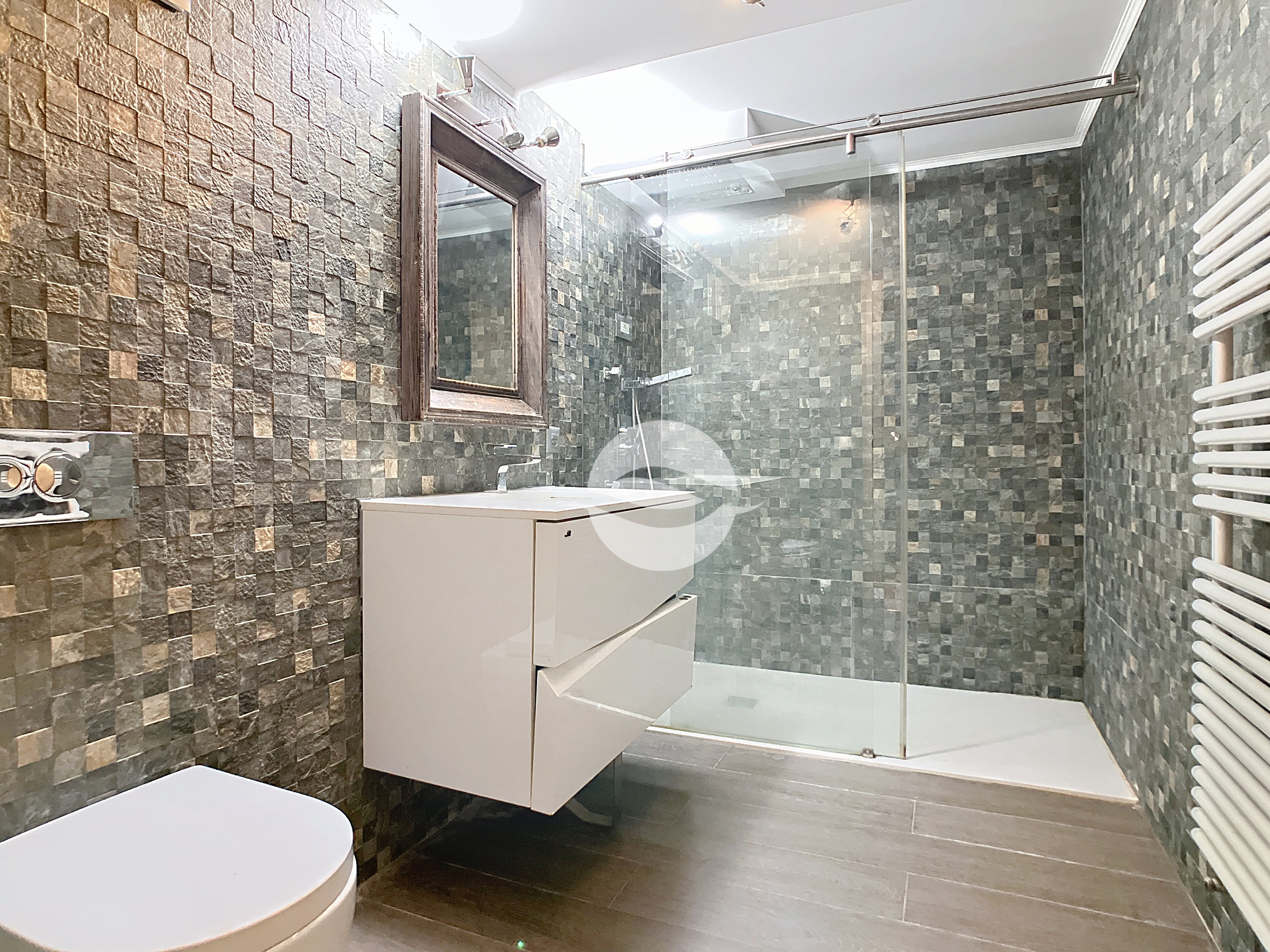 Sous-sol : Grande pièce avec salle de douche privée