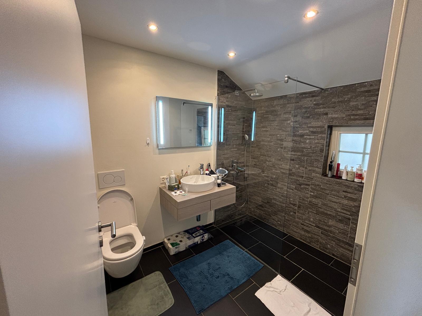 Badezimmer mit Dusche