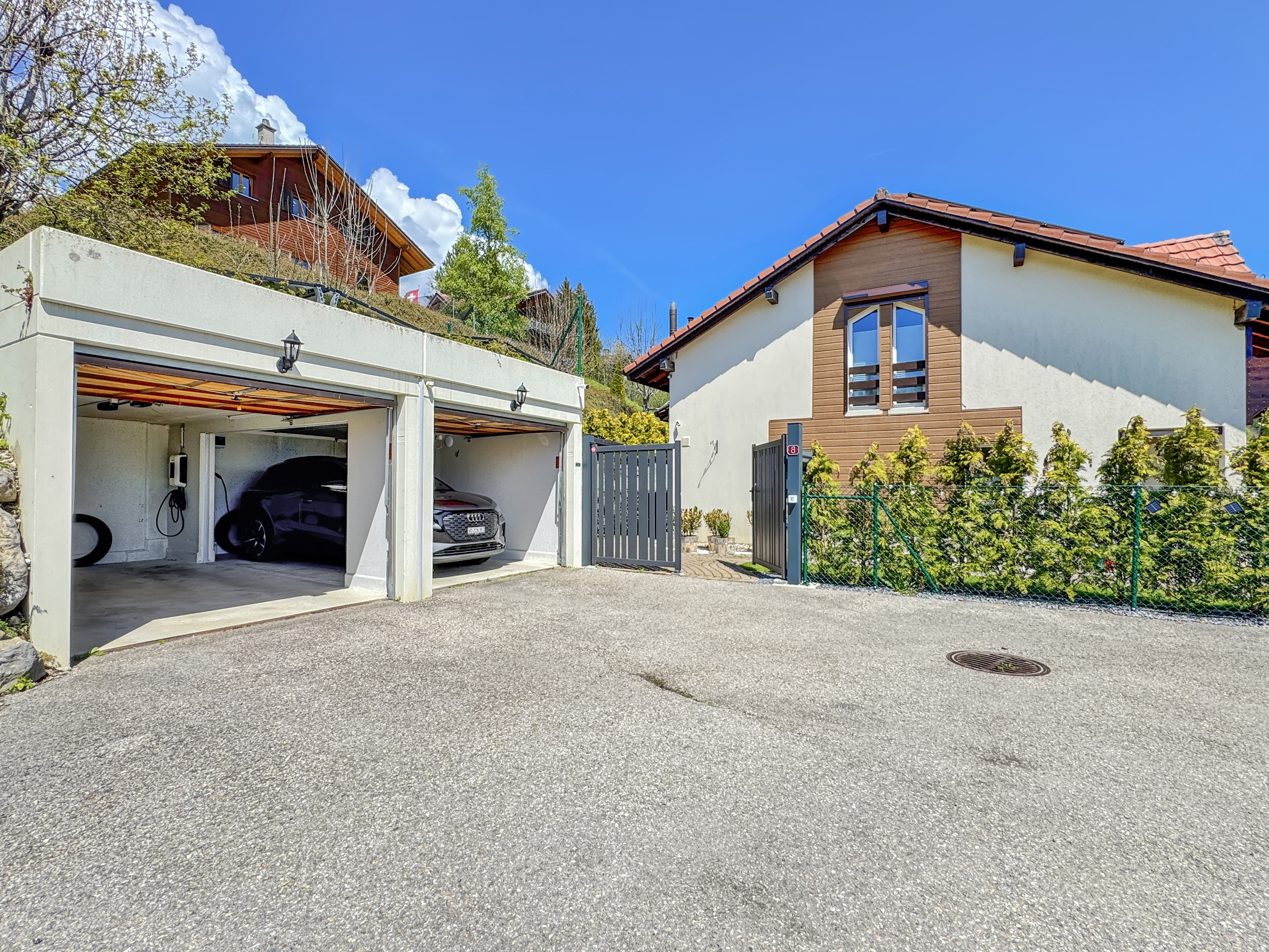 Les 2 box avec l'espace de parking extérieur  Les 2 box avec l'espace de parking extérieur