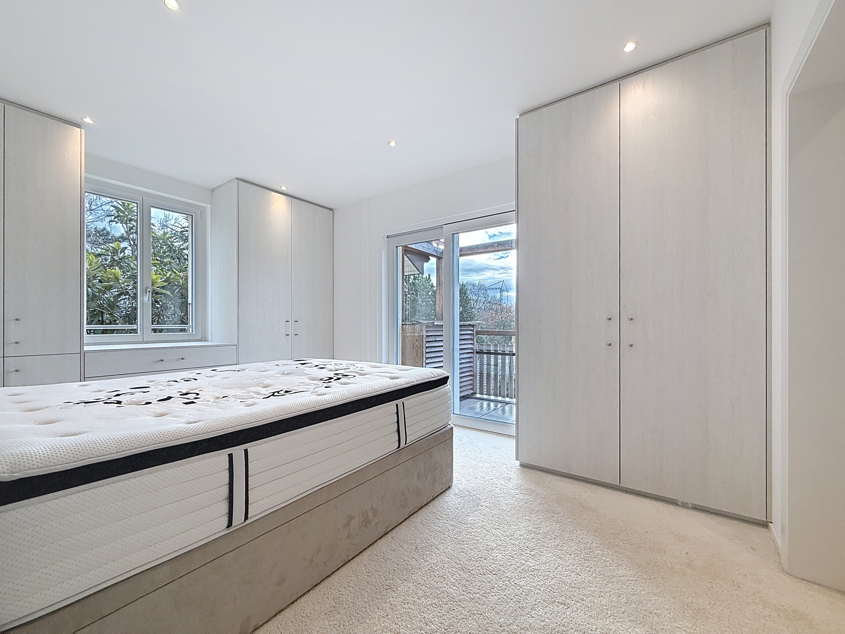 Chambre parentale avec armoire