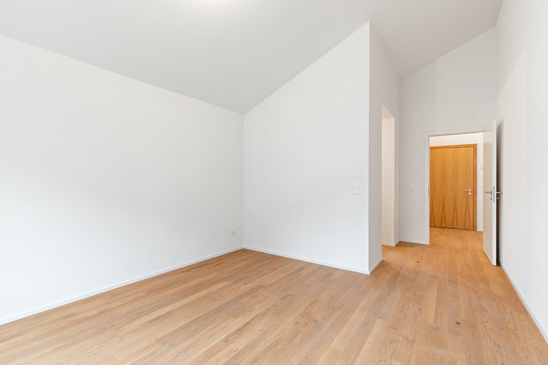 Schlafzimmer mit Ankleidebereich und eigenem Bad