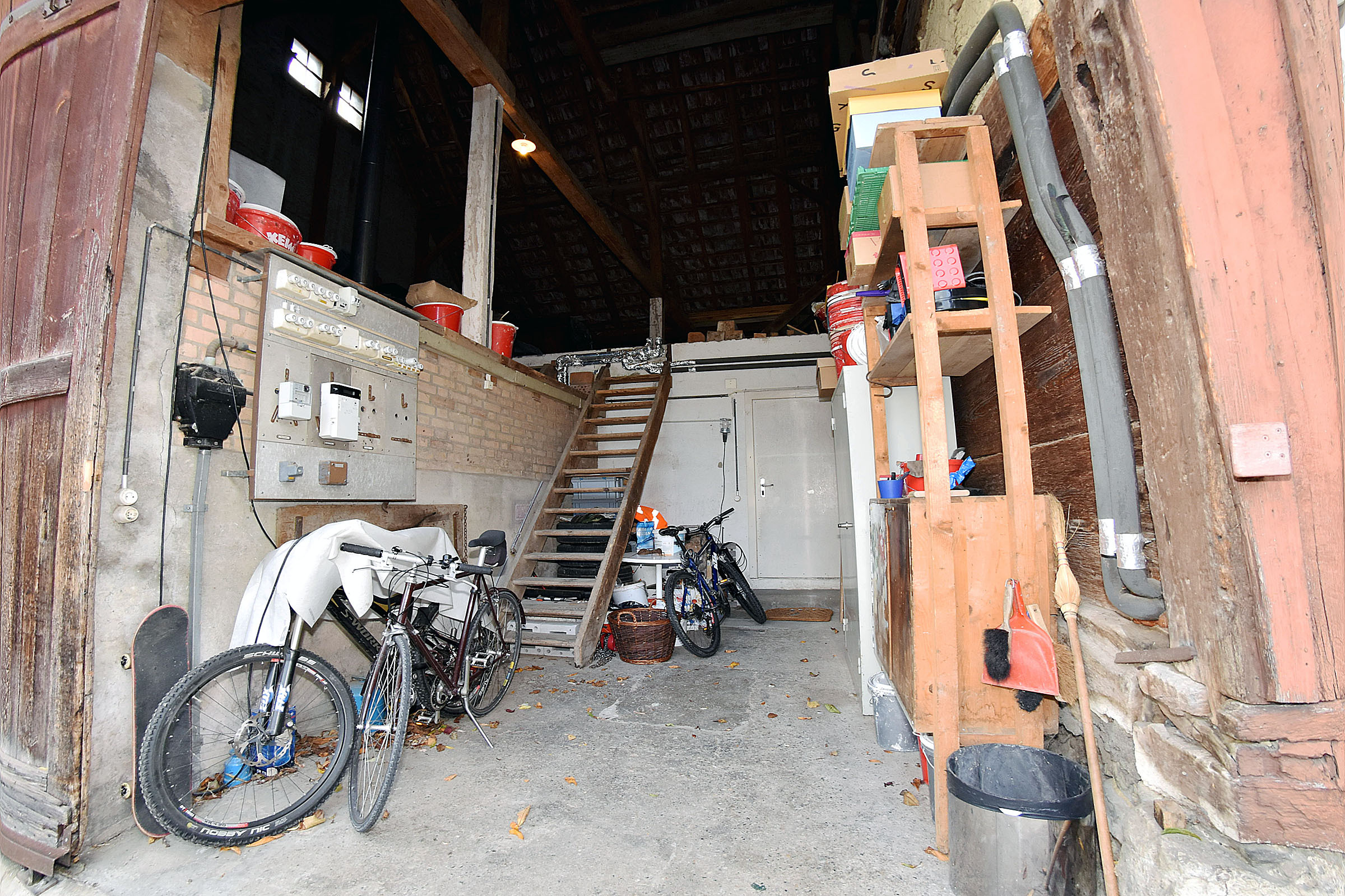 Zugang Tenn mit Abstellraum Zugang Tenn mit Abstellraum