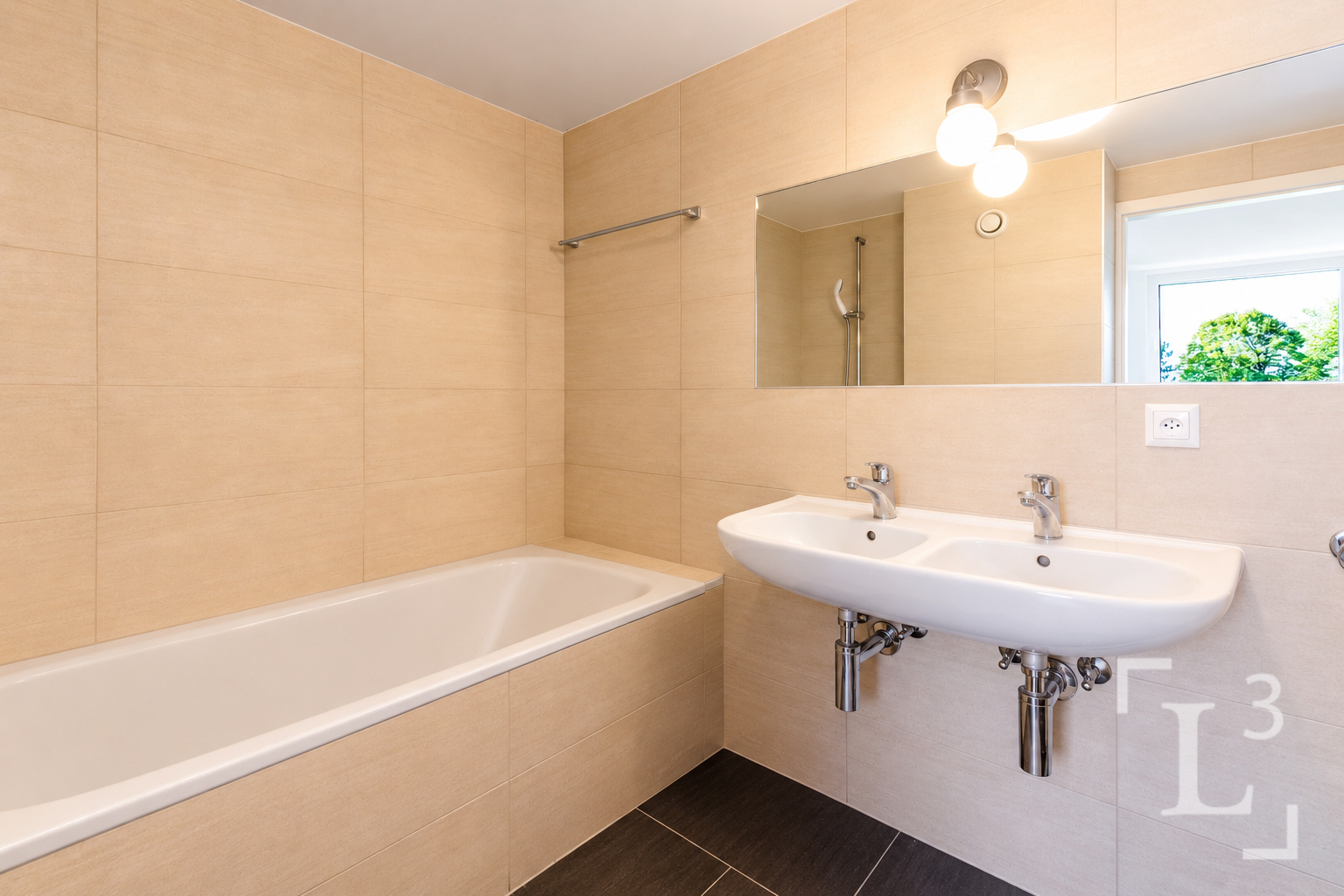 Bathroom (Master Suite) Bathroom (Master Suite)