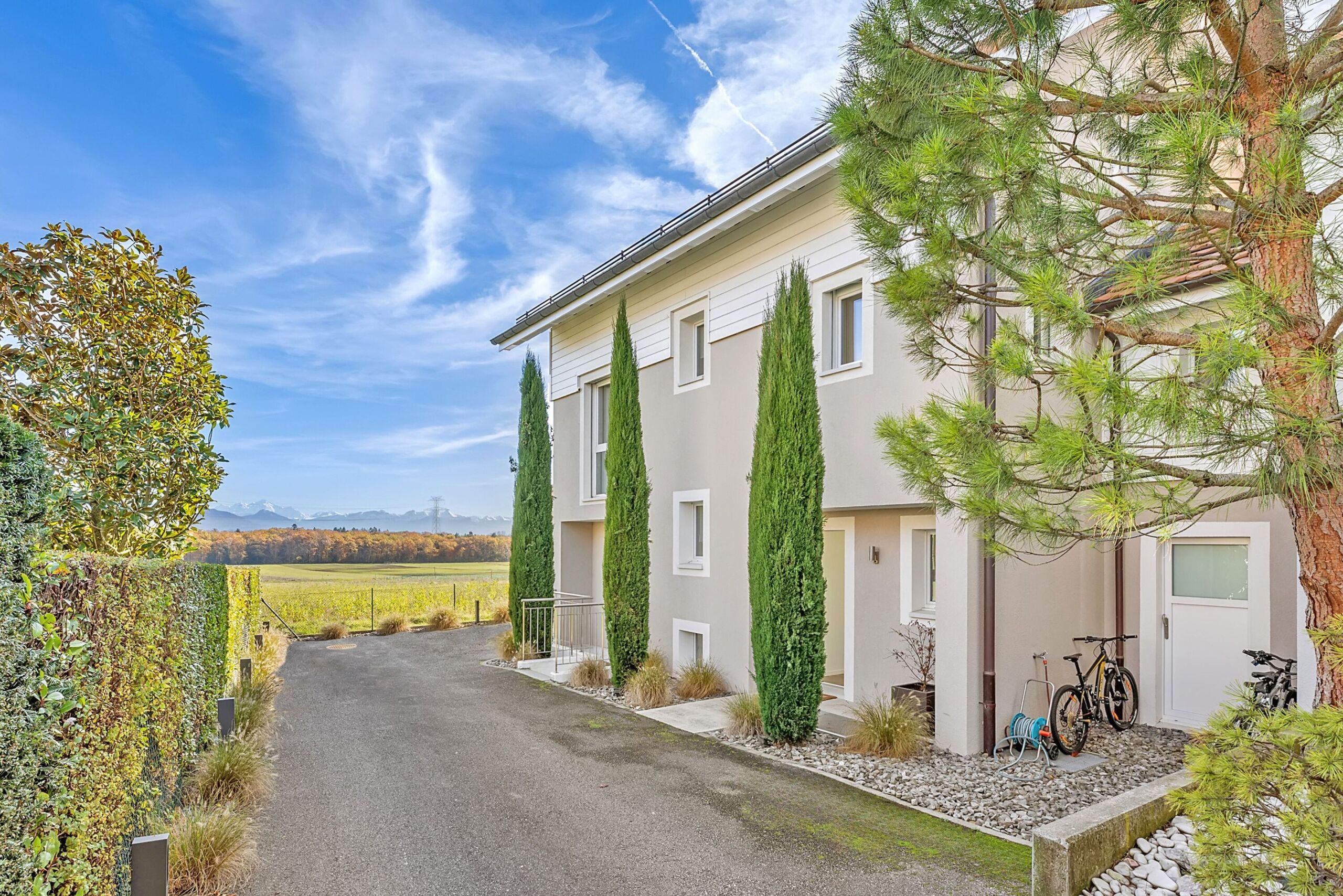 Entrée avec accès garage double fermé et places extérieures