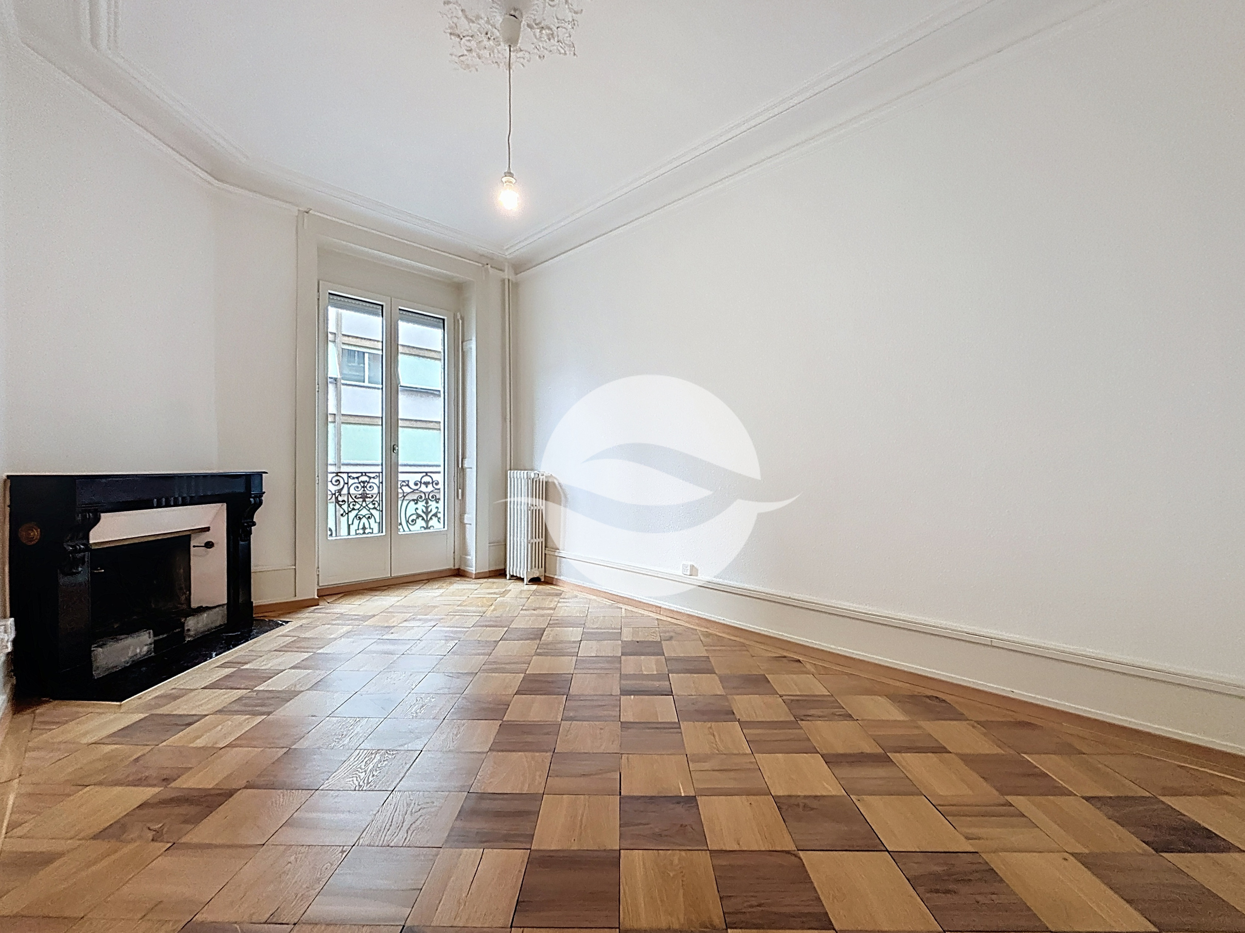 Pièce de vie avec balcon et cheminée décorative Pièce de vie avec balcon et cheminée décorative