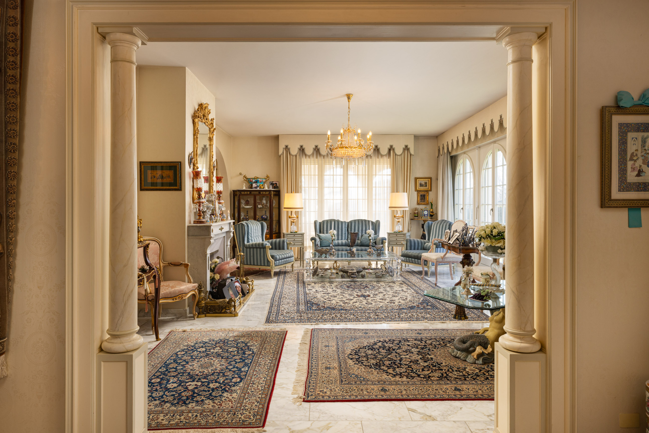 Pièce de vie avec cheminée et accès extérieur