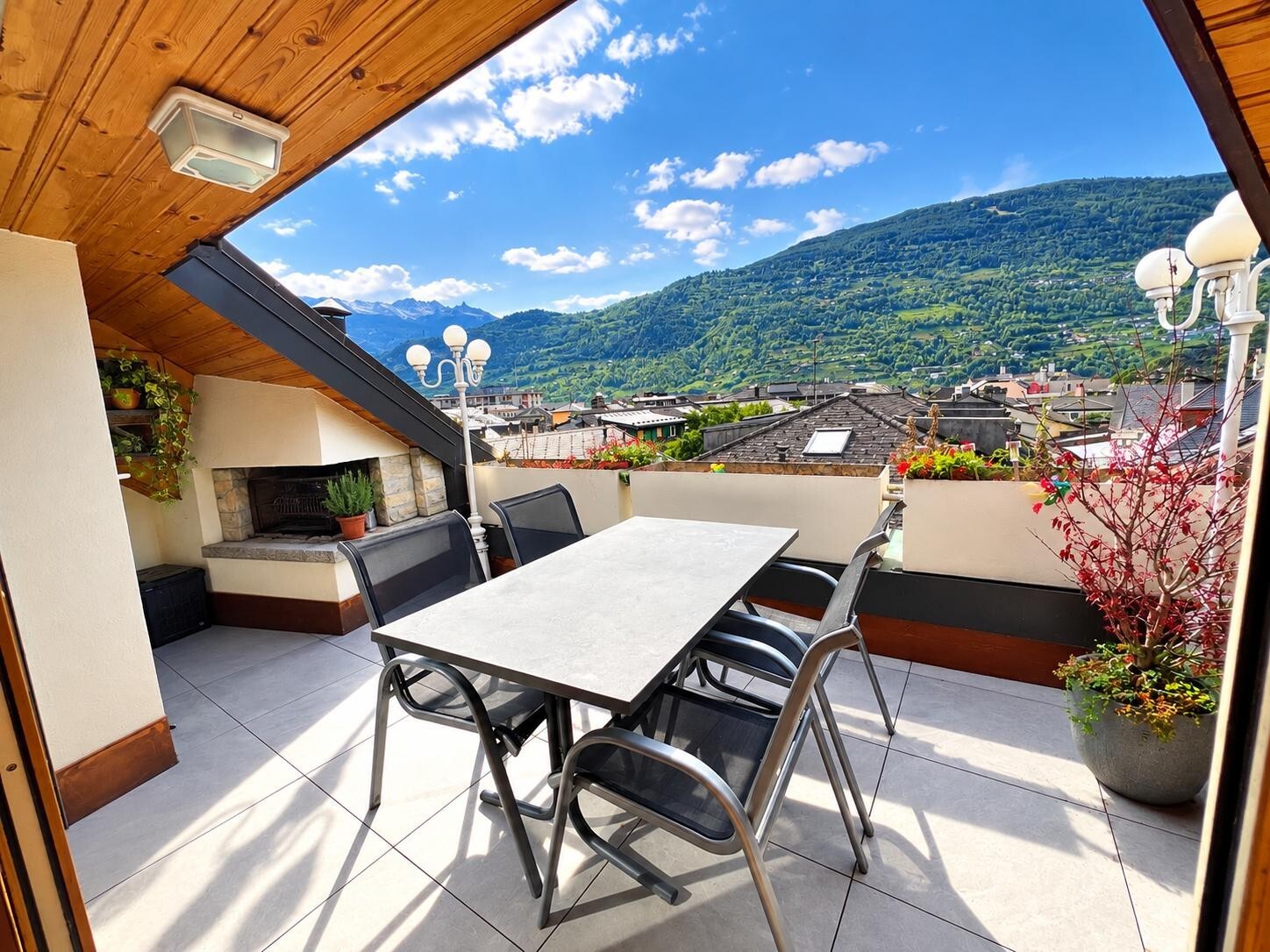 Terrasse avec vue dominant les toits de Sion à 180 degrés Terrasse avec vue dominant les toits de Sion à 180 degrés