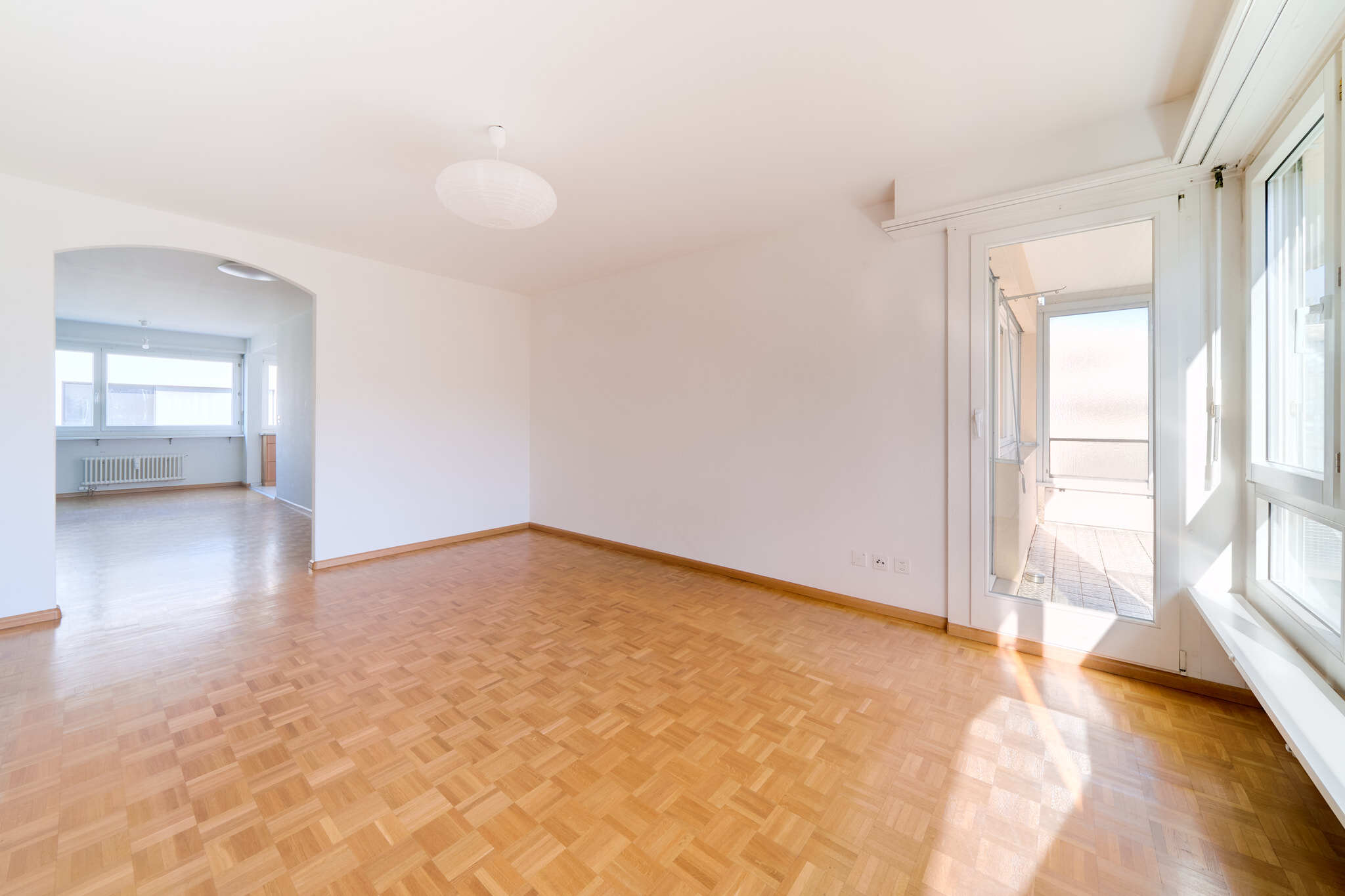 Blick vom Wohnbereich in den Essbereich