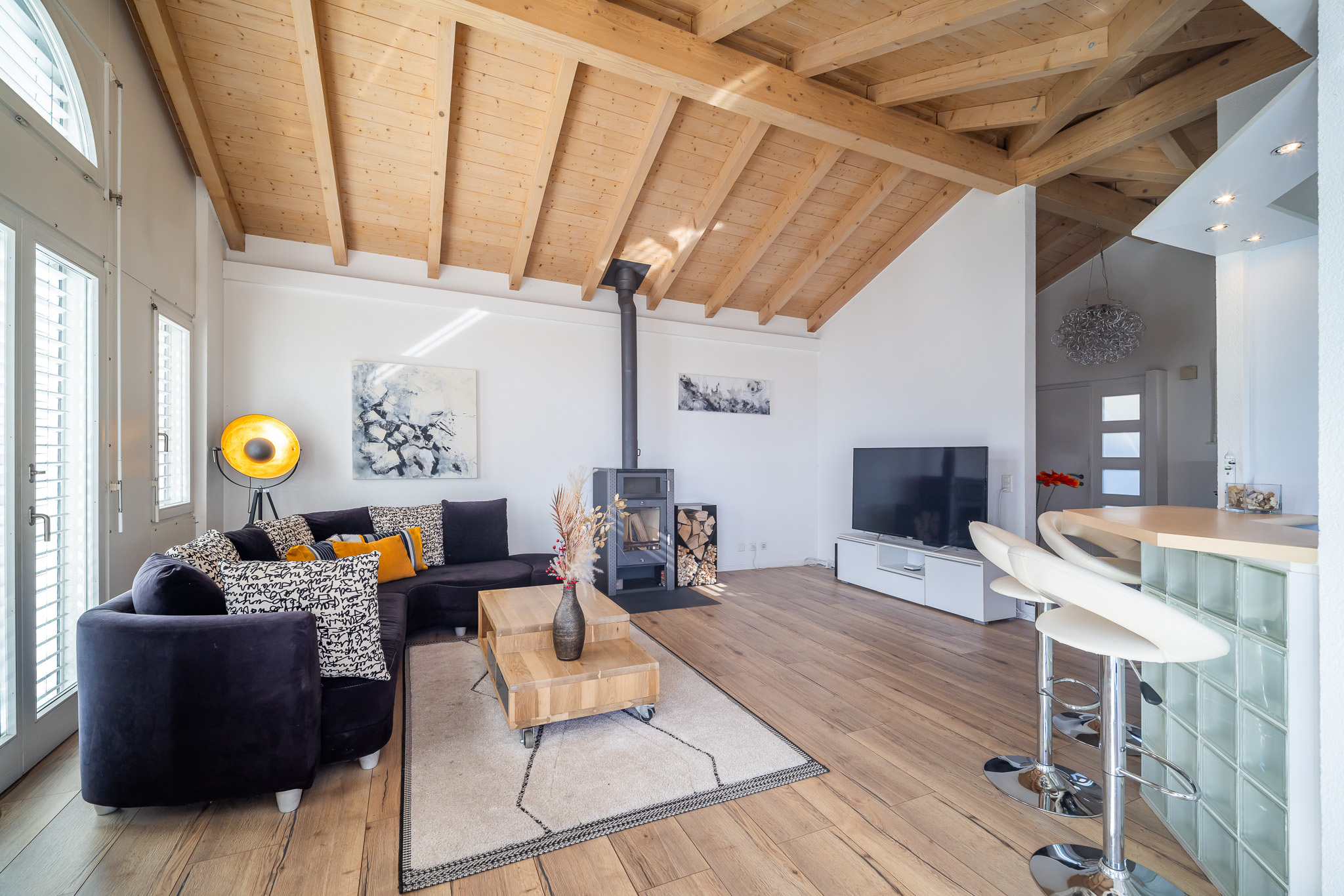Villa Corin - Living room with wood-burning stove