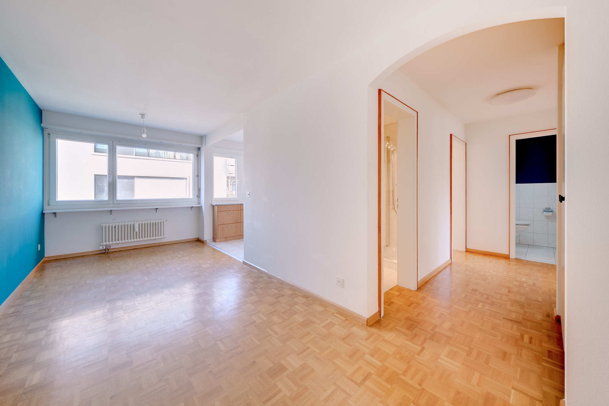 Blick in den Essbereich mit angrenzender Küche und Gang