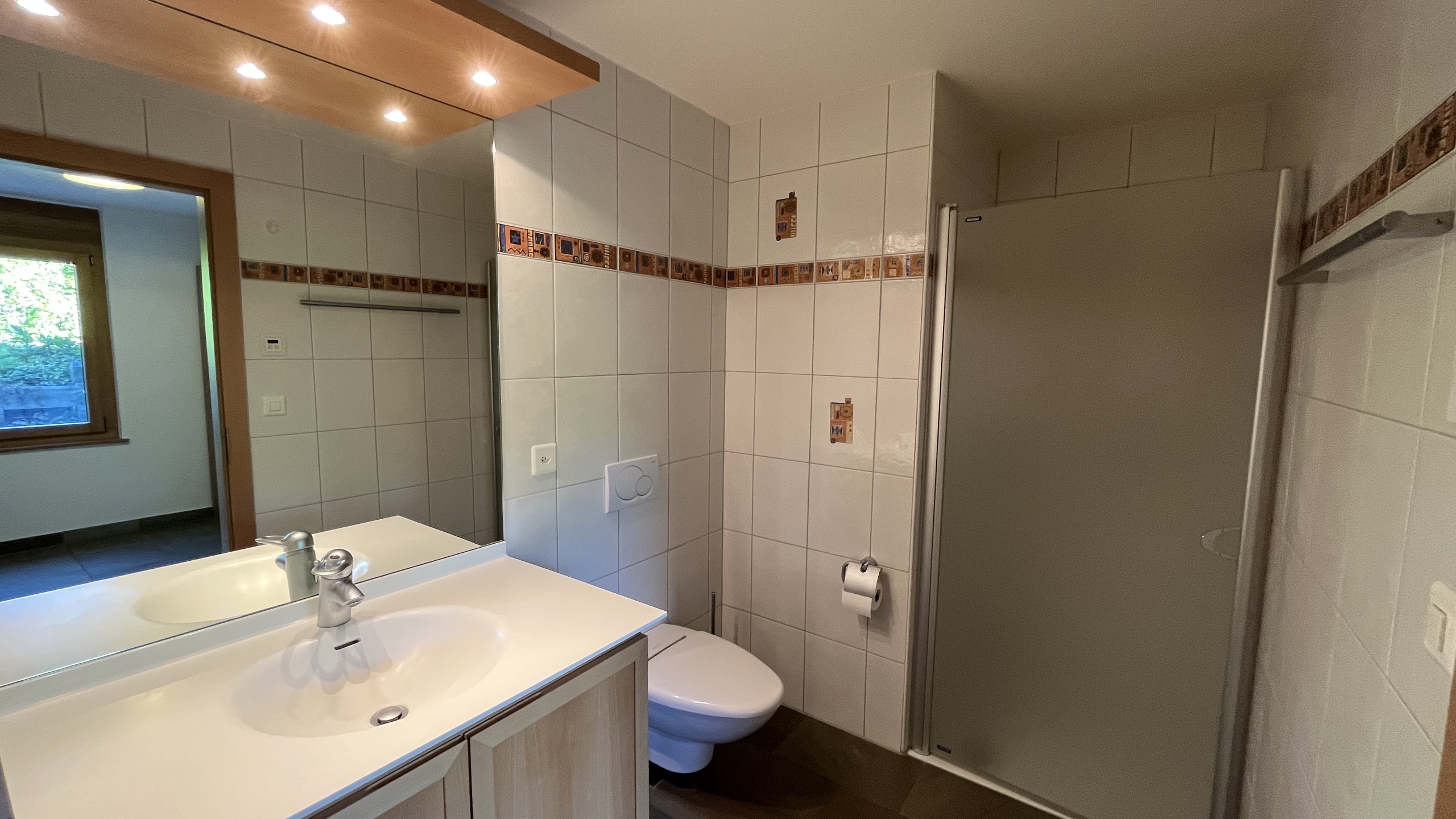 salle d'eau avec douche, lavabo, wc salle d'eau avec douche, lavabo, wc