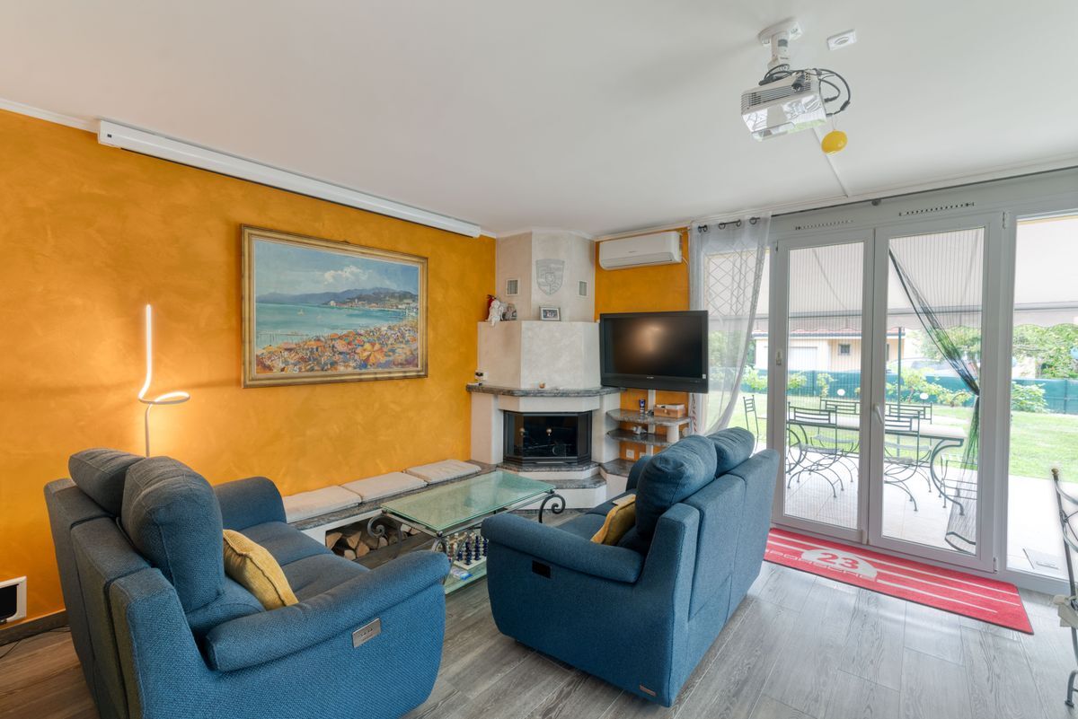 Salon avec cheminée et accès terrasse. Salon avec cheminée et accès terrasse.