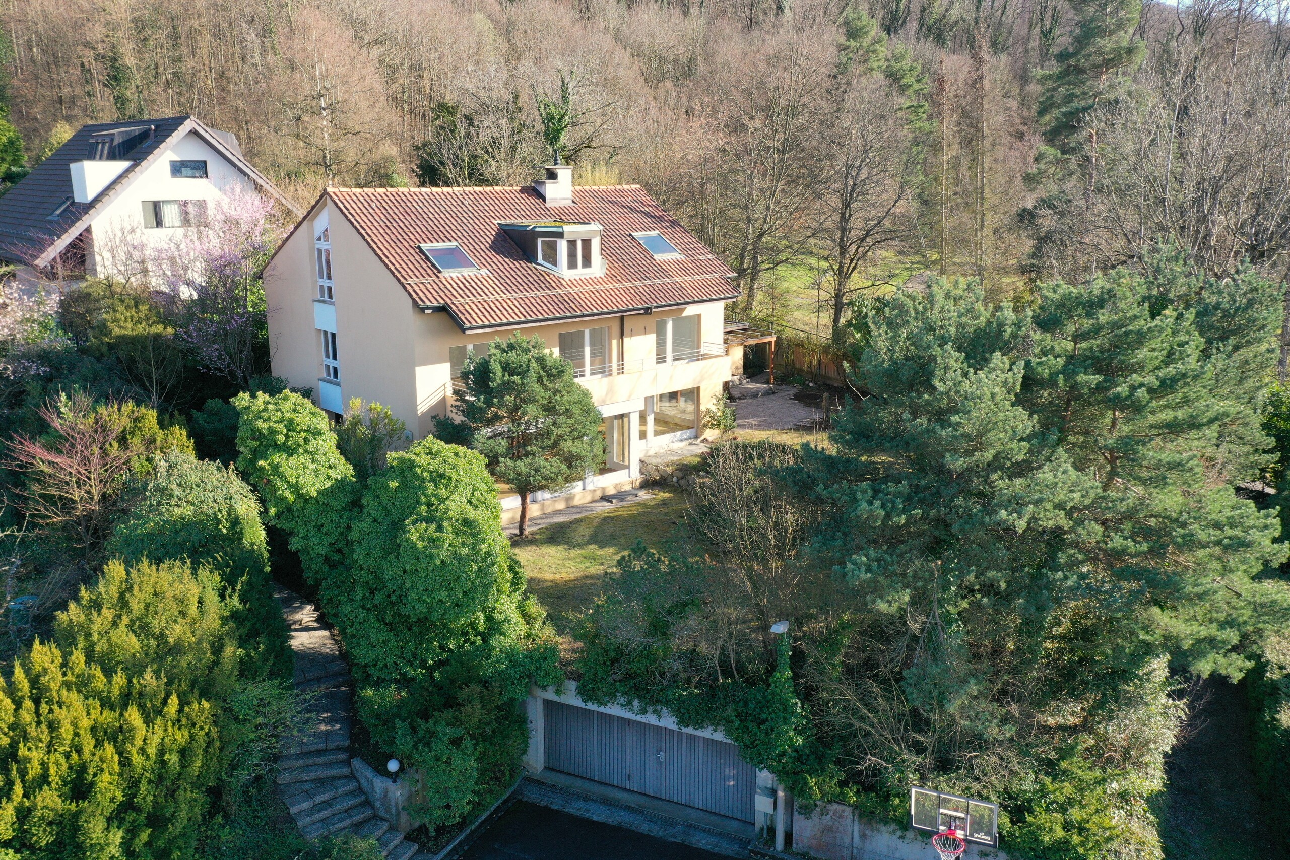 Hausansicht mit Doppelgarage 