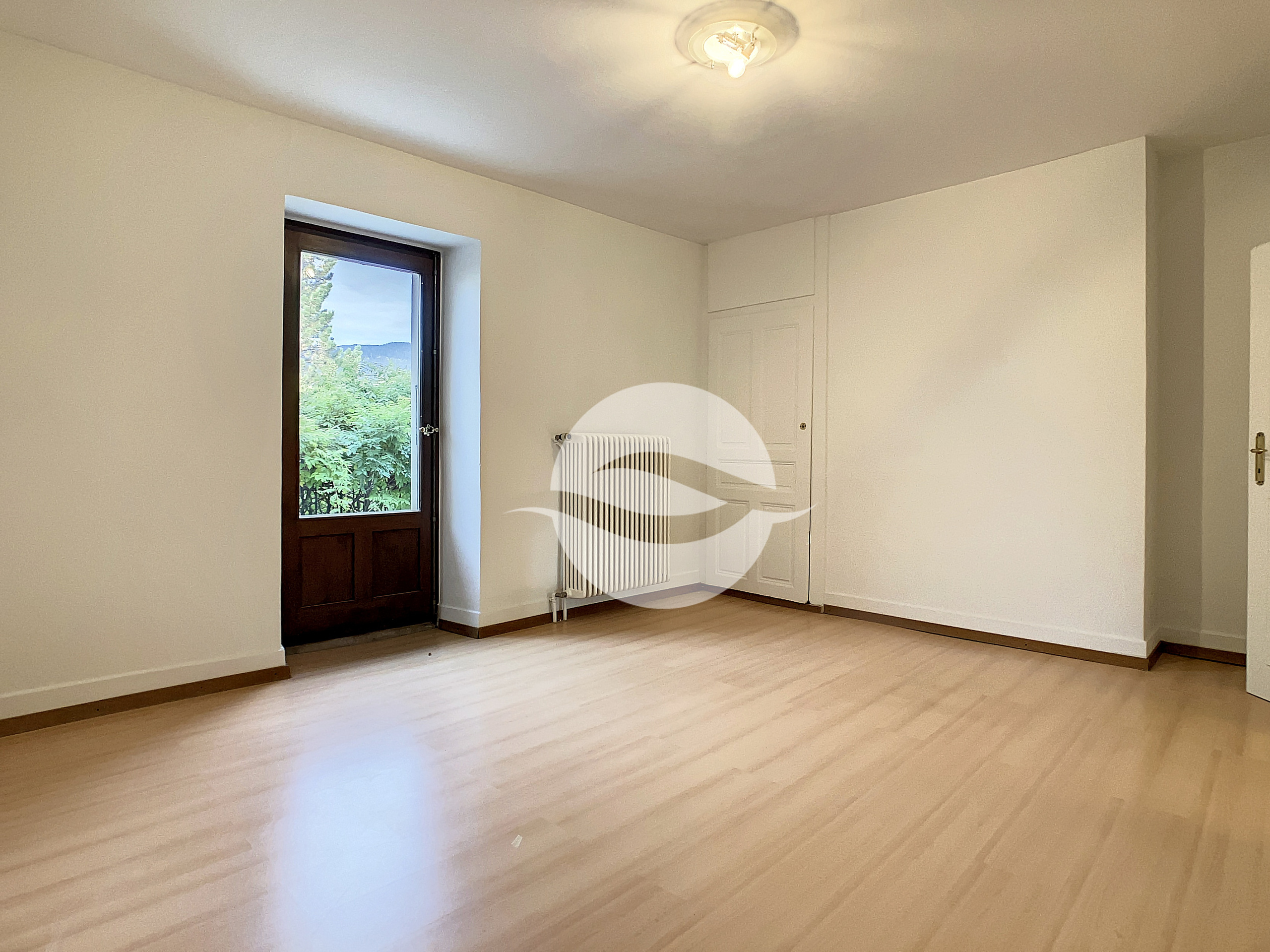 1er: 3ème chambre avec accès au balcon 