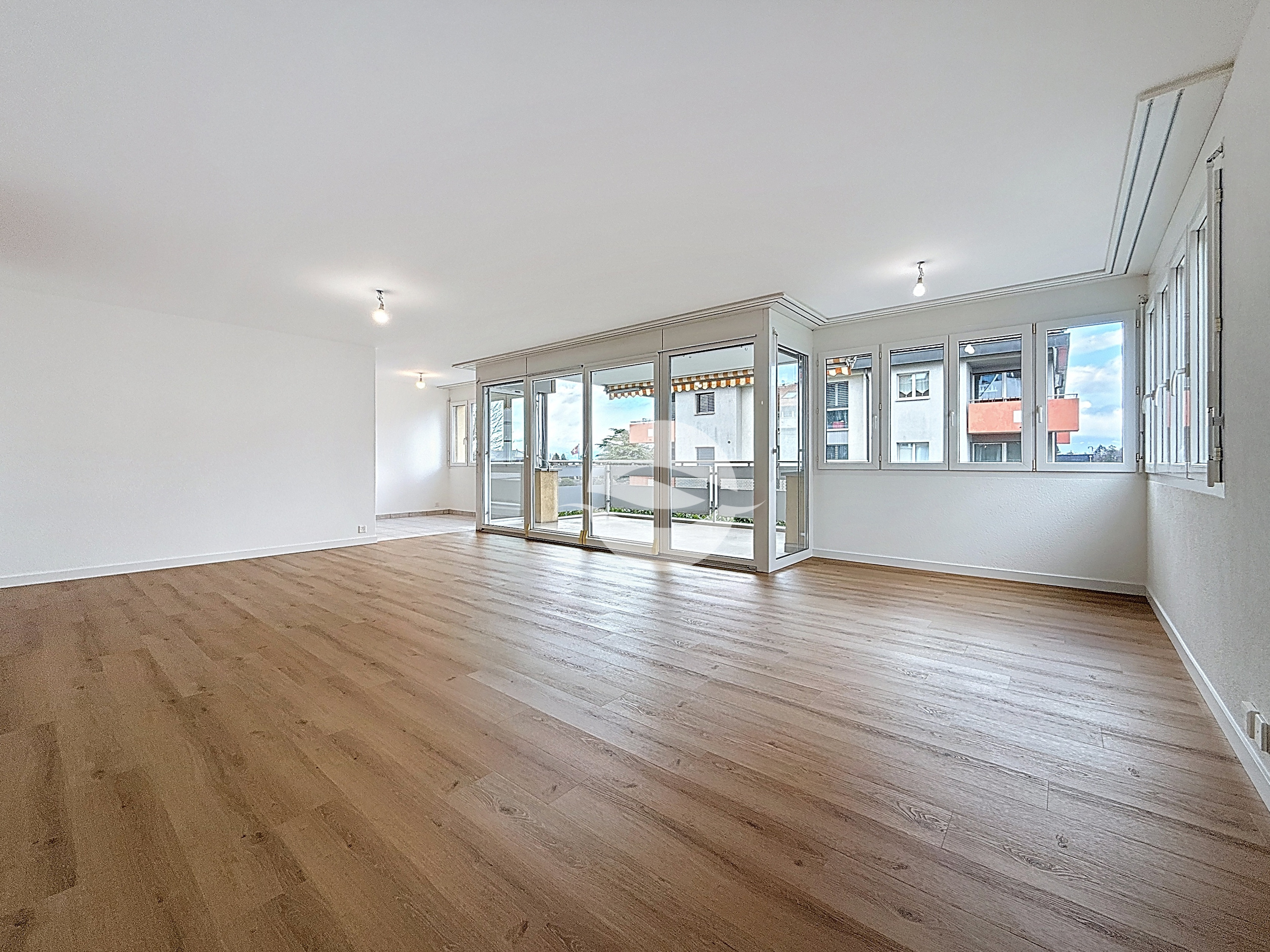 Pièce de vie avec accès à la cuisine et au balcon