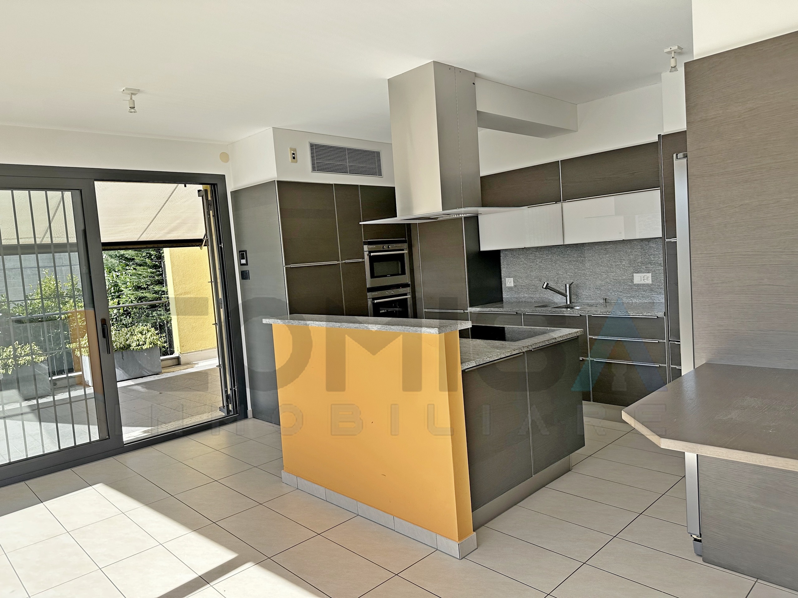 cucina moderna con uscita sulla grande terrazza cucina moderna con uscita sulla grande terrazza