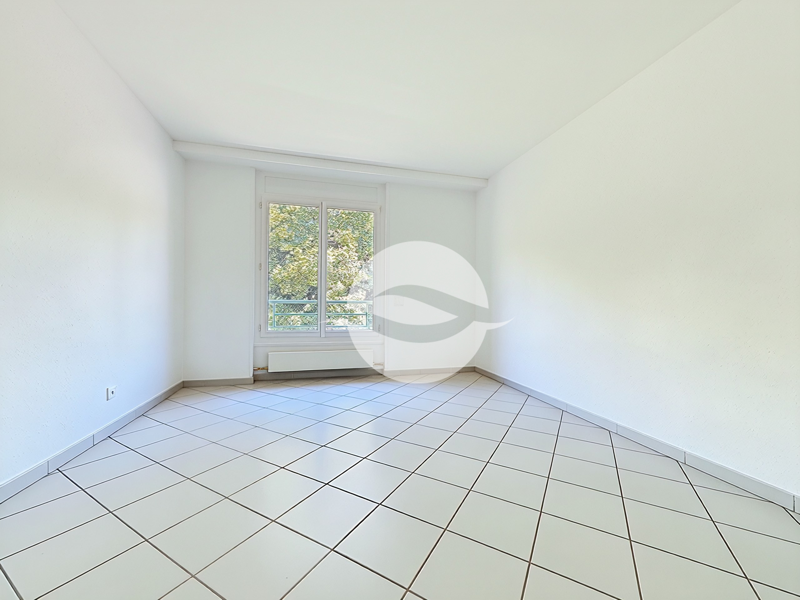 Chambre parentale avec armoires dans le couloir d'accès Chambre parentale avec armoires dans le couloir d'accès