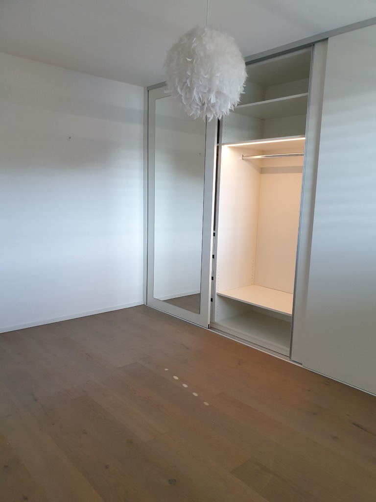 Chambre parentale avec armoires murales 