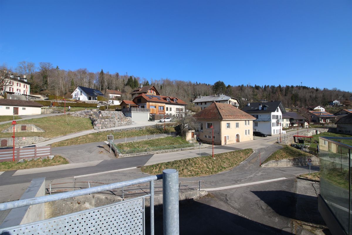 Vue sur le quartier résidentiel depuis le balcon.
