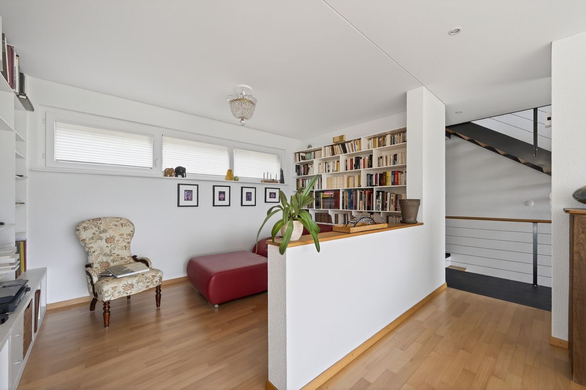 Gemütliche Leseecke mit eingebautem Bücherregal