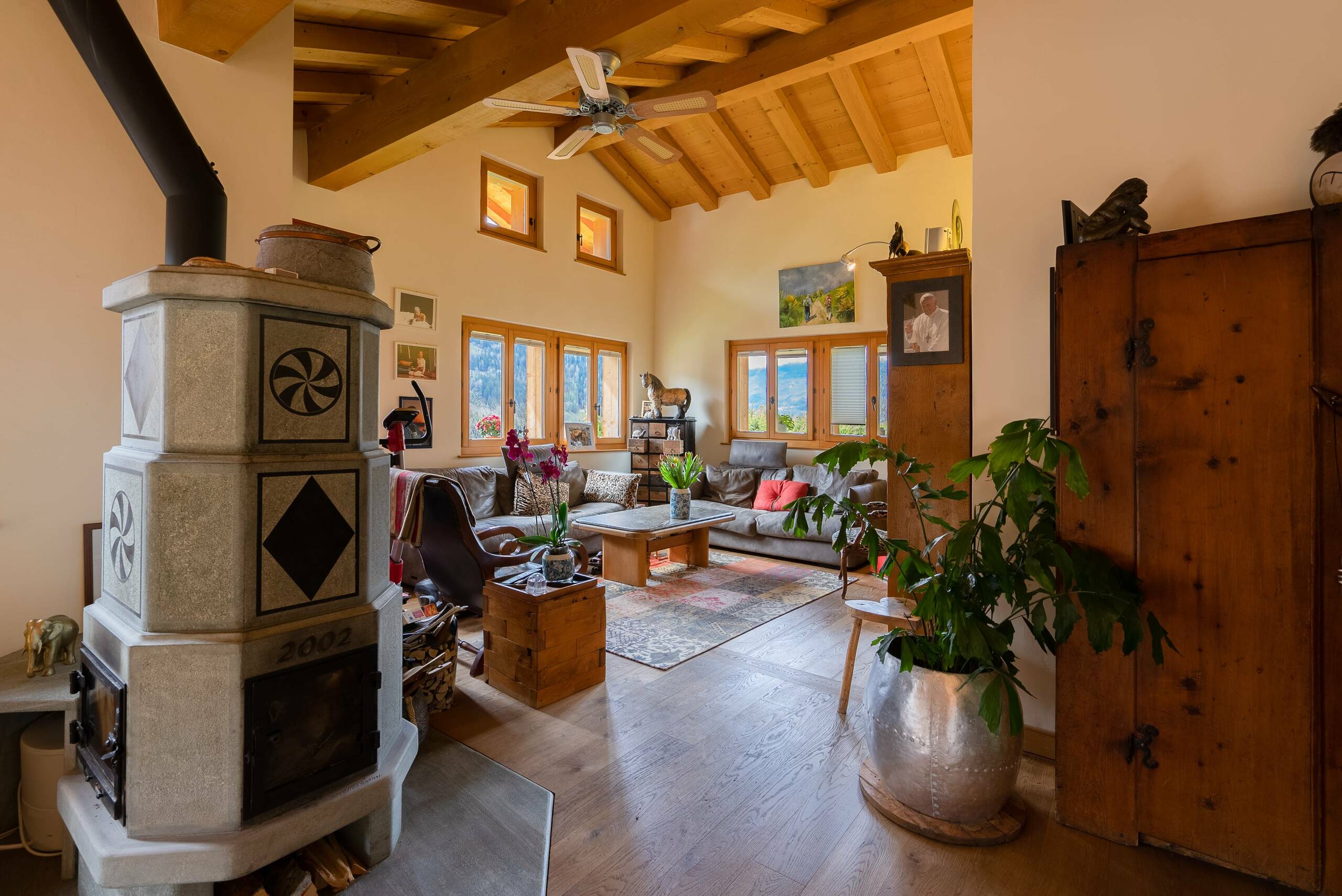 Vue intérieure séjour avec poêle et plafond cathédrale – Chalet La Tsombe à vendre Verbier