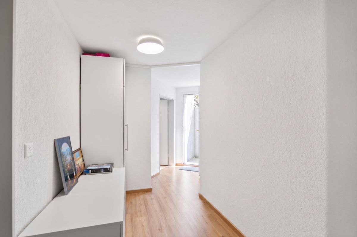 Heller Flur mit Vinylboden und Stauraum. Heller Flur mit Vinylboden und Stauraum.