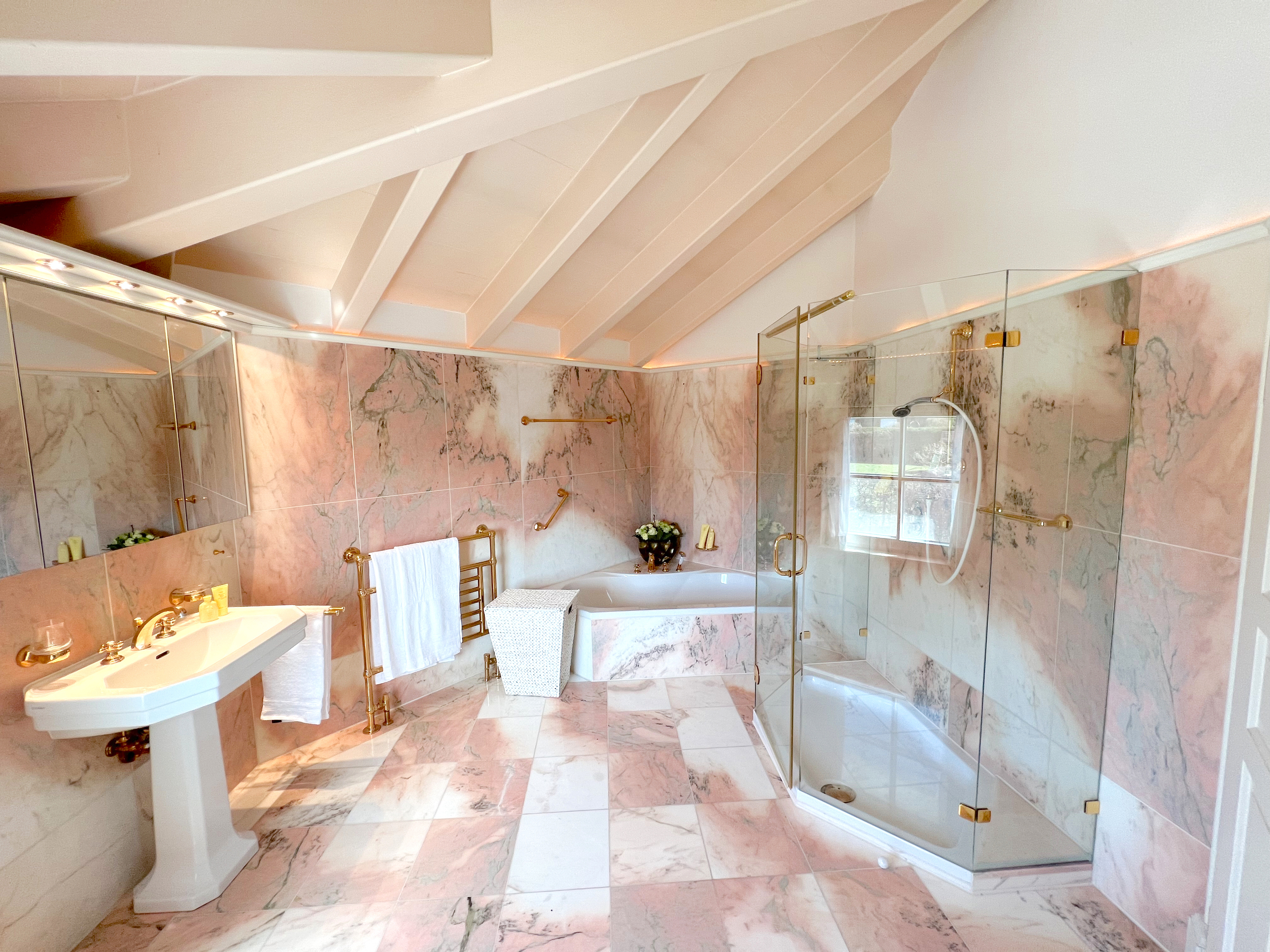 Eines der stilvollen Badezimmer. Hier vereinen sich Qualität und Design. 