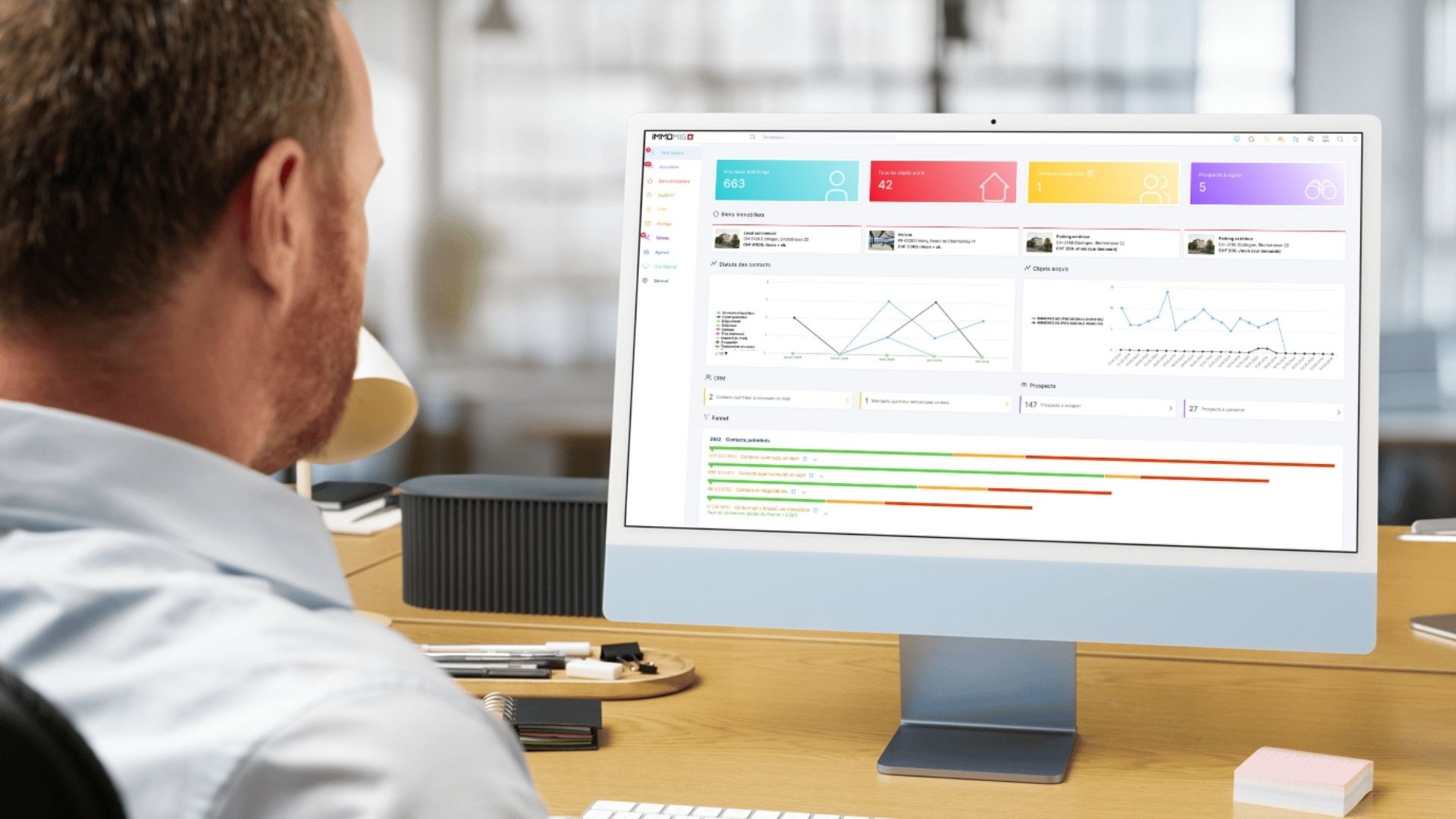Real estate professional using the Immomig® Dashboard with statistics and key indicators to monitor and manage real estate activities. 
