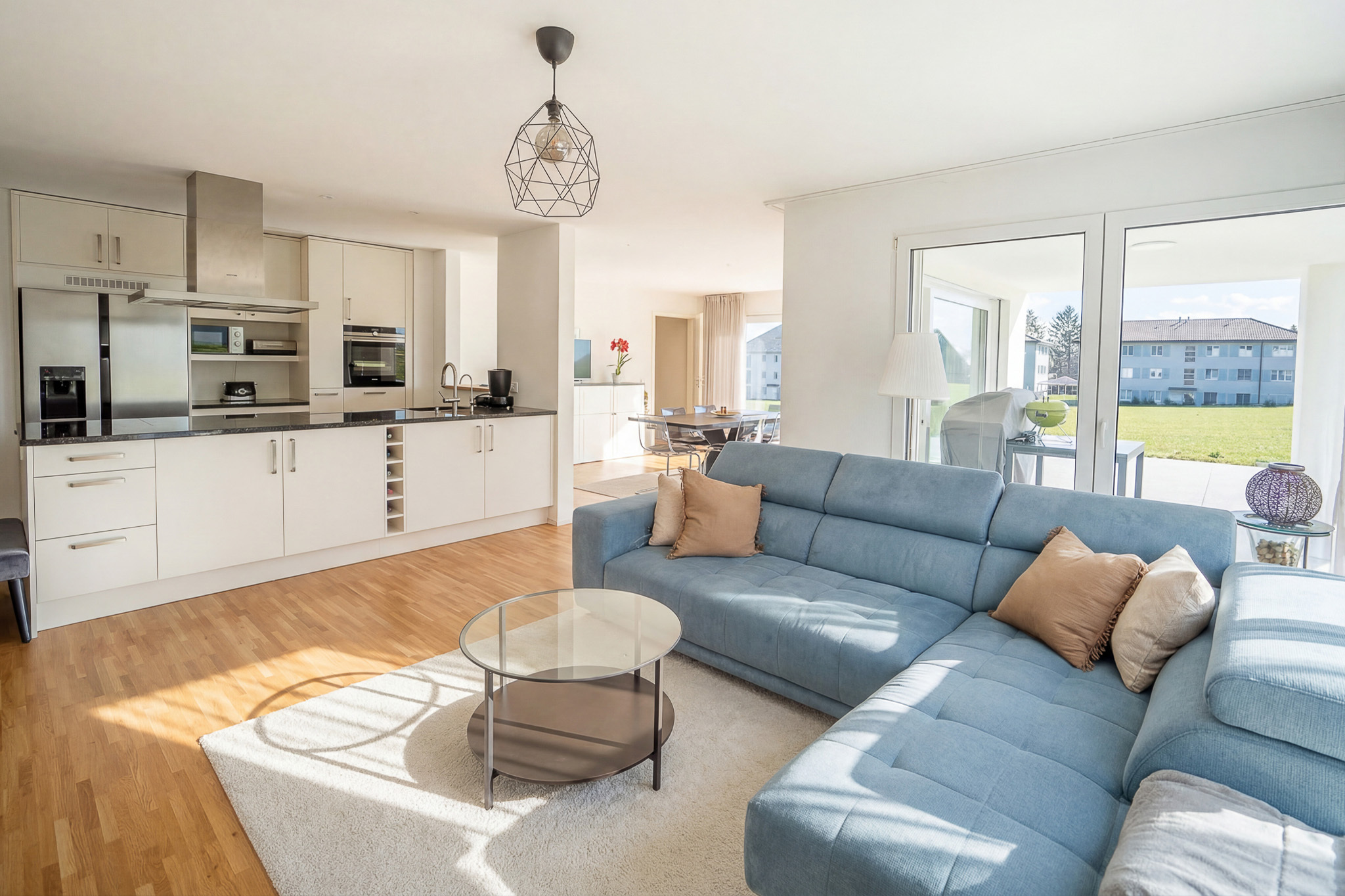 Grand séjour cuisine avec accès terrasse