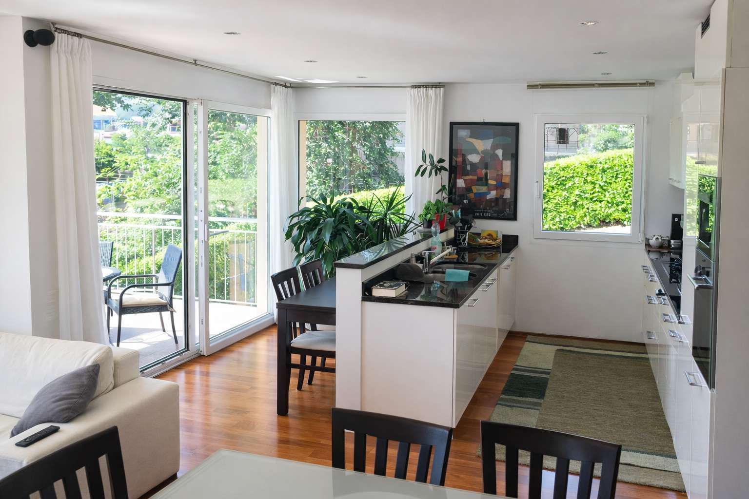 cucina open space con uscita sulla terrazza coperta con splendida vista nel verde