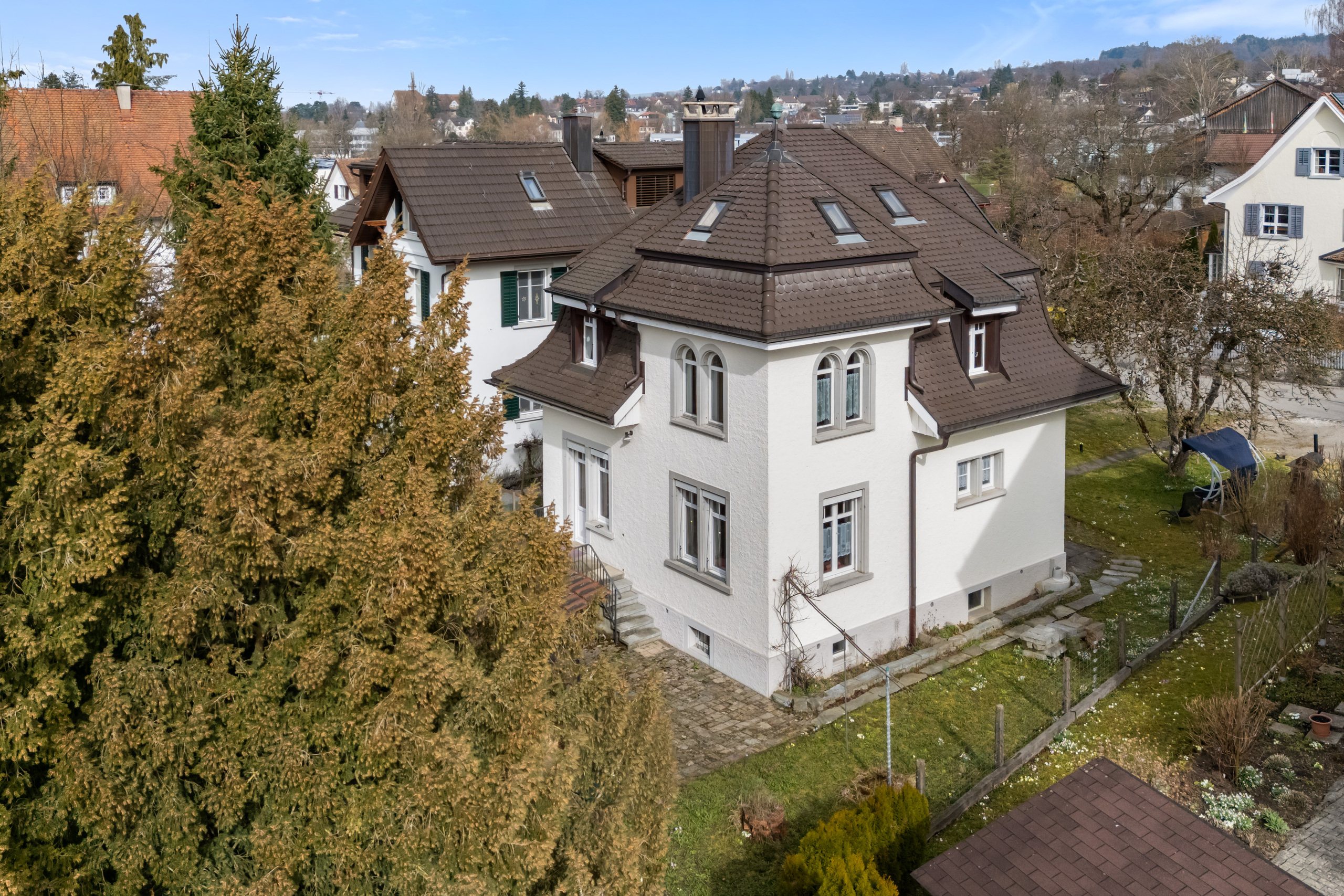 Die charmante, charaktervolle Architektur prägt das Erscheinungsbild dieser Liegenschaft und spiegelt den Glanz vergangener Epochen wider. 