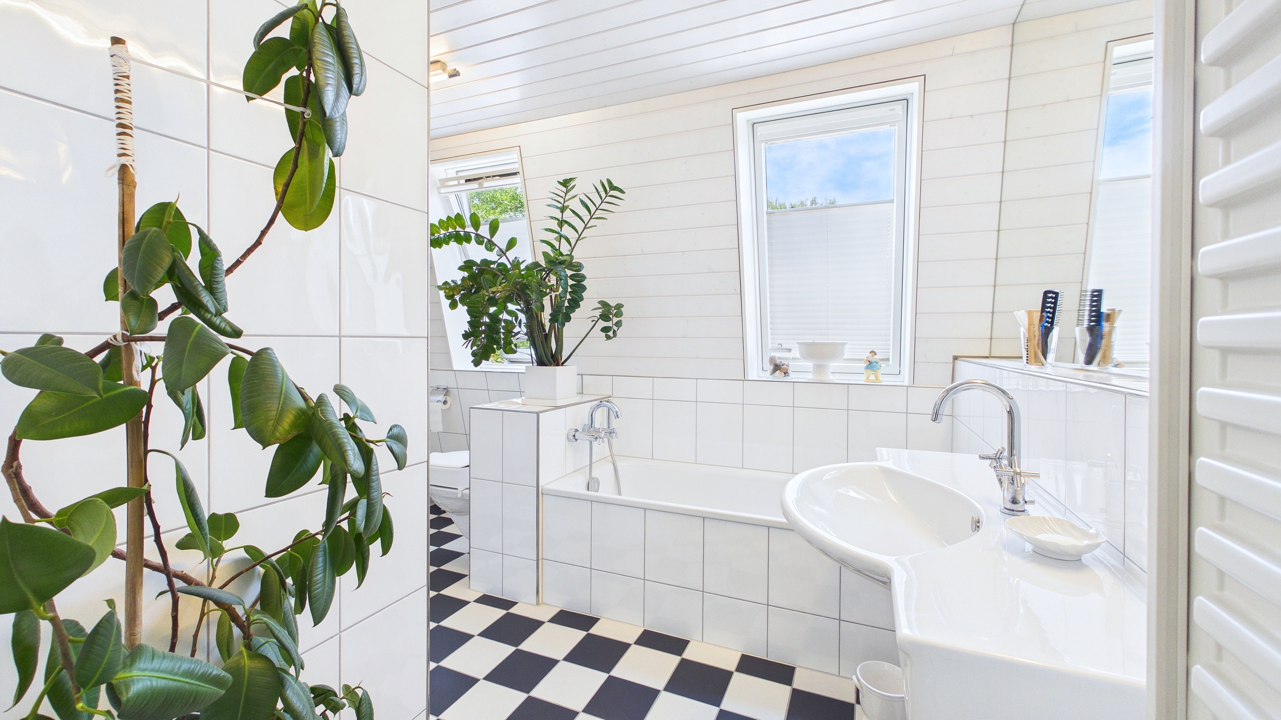 Bad mit Badewanne und Dusche Bad mit Badewanne und Dusche
