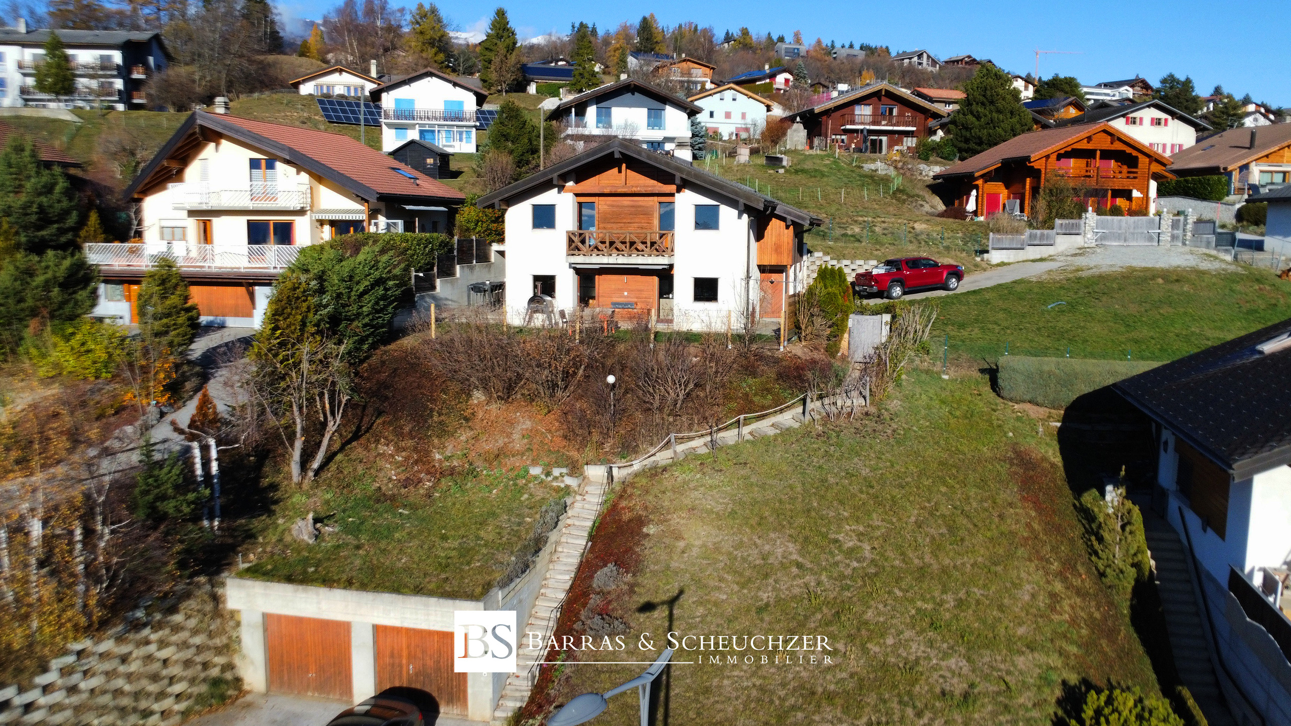 Façade Ouest avec accès et garages