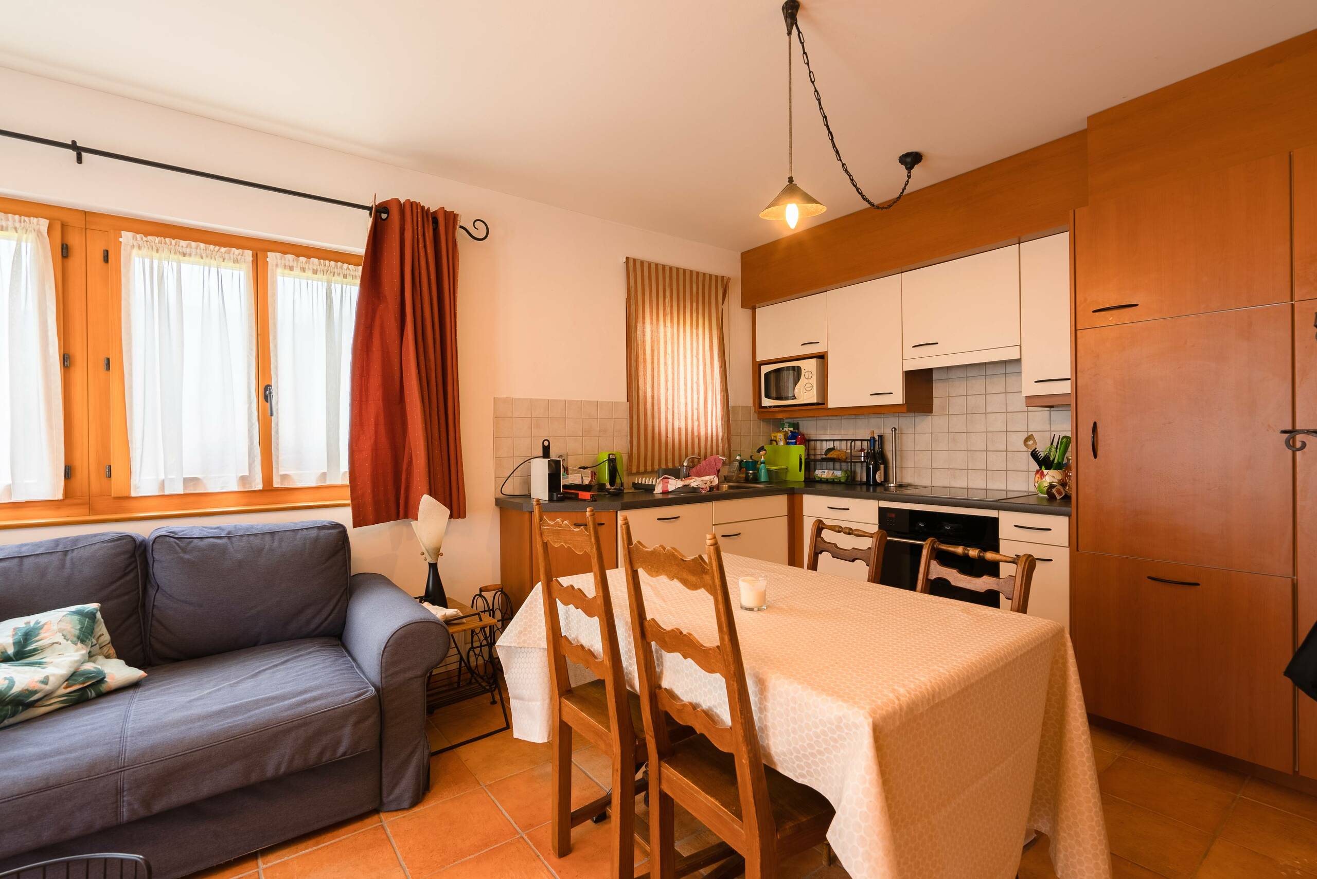 Vue intérieure cuisine ouverte avec espace repas – Chalet La Tsombe à vendre Verbier