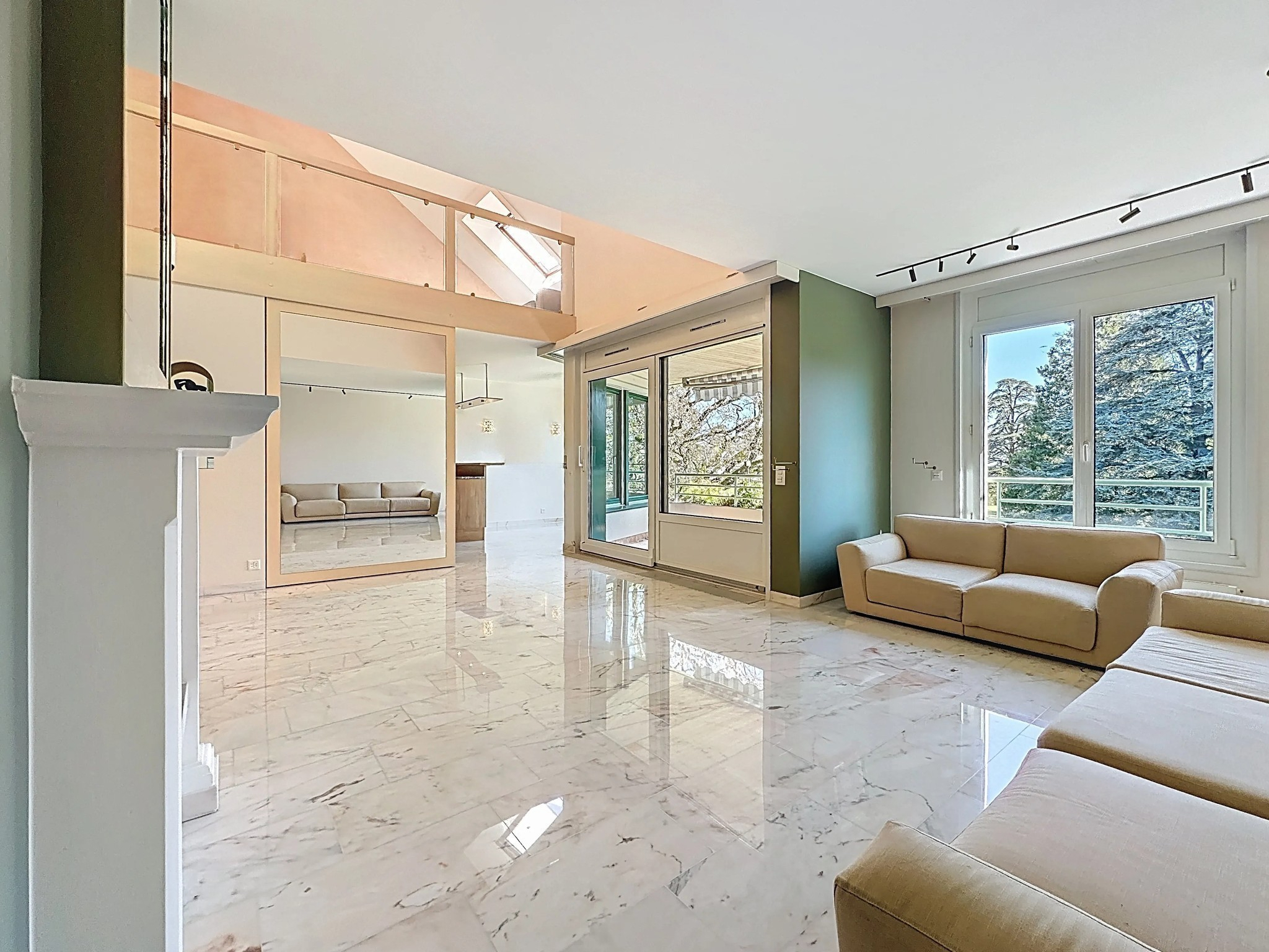 Salon cathédrale avec cheminée