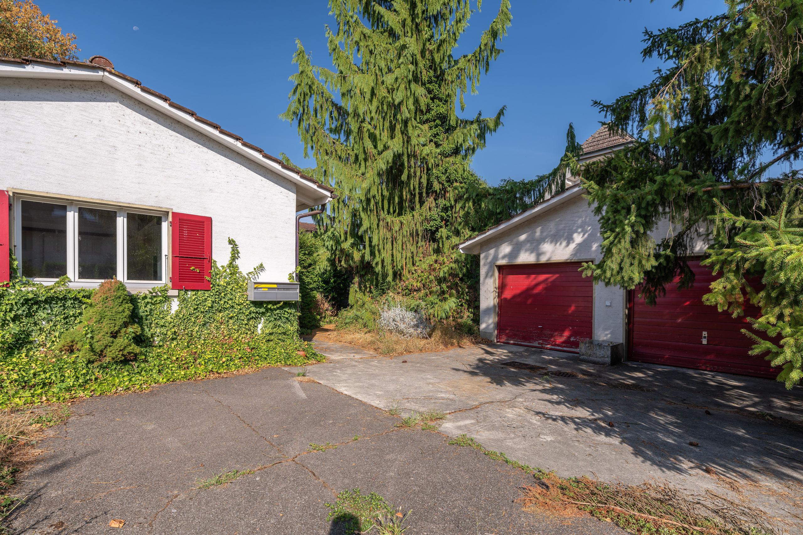 ANBAU UND DOPPELGARAGE RECHTS