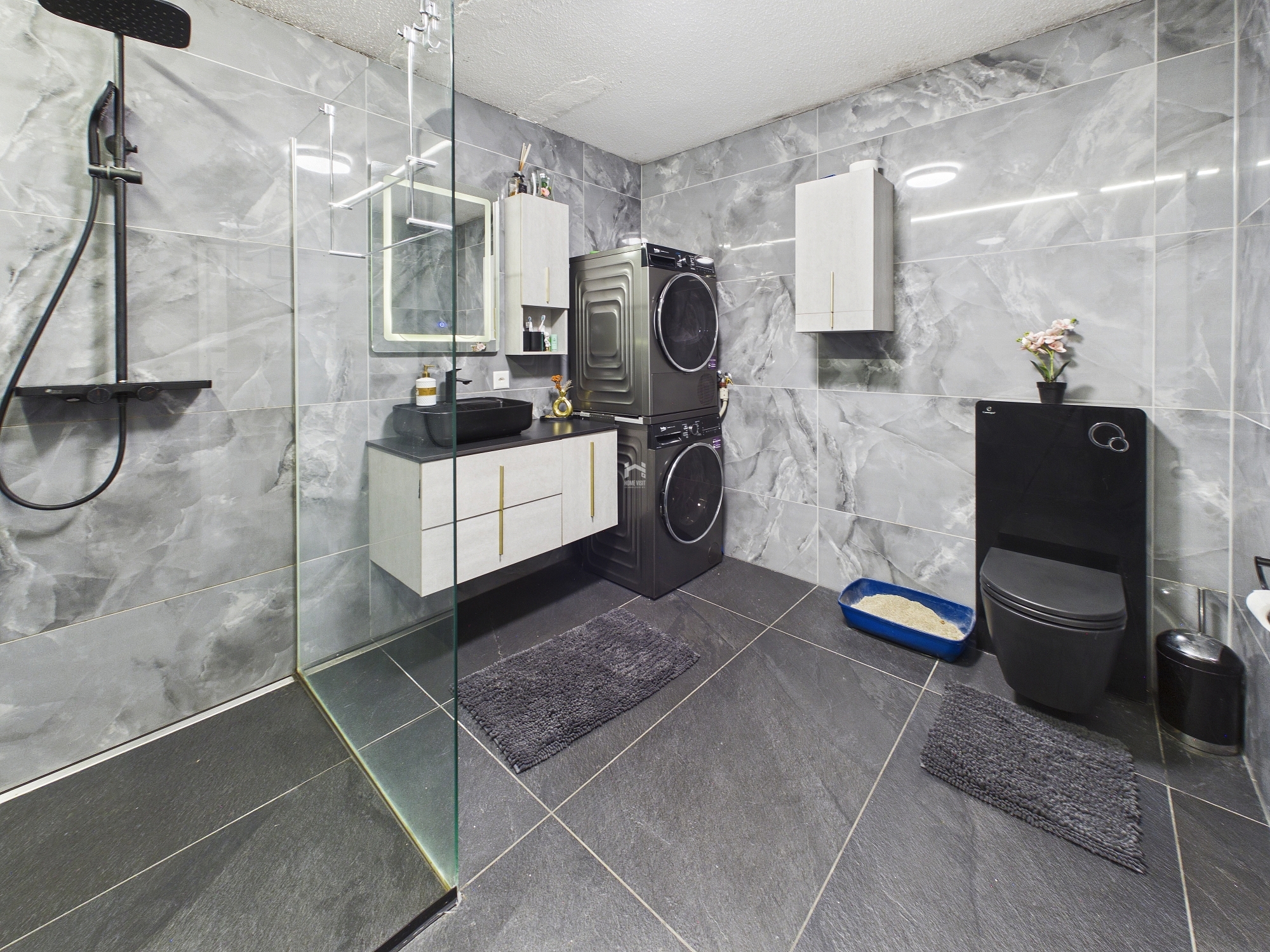 Badezimmer mit Dusche und Badezimmer