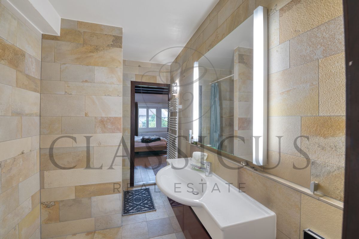 Salle de bain avec vasque moderne et mur en pierre. Salle de bain avec vasque moderne et mur en pierre.