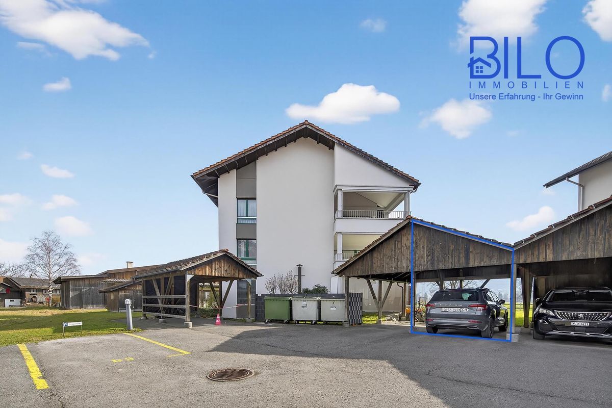 Aussenansicht des Gebäudes mit Carport und Parkmöglichkeiten. Aussenansicht des Gebäudes mit Carport und Parkmöglichkeiten.