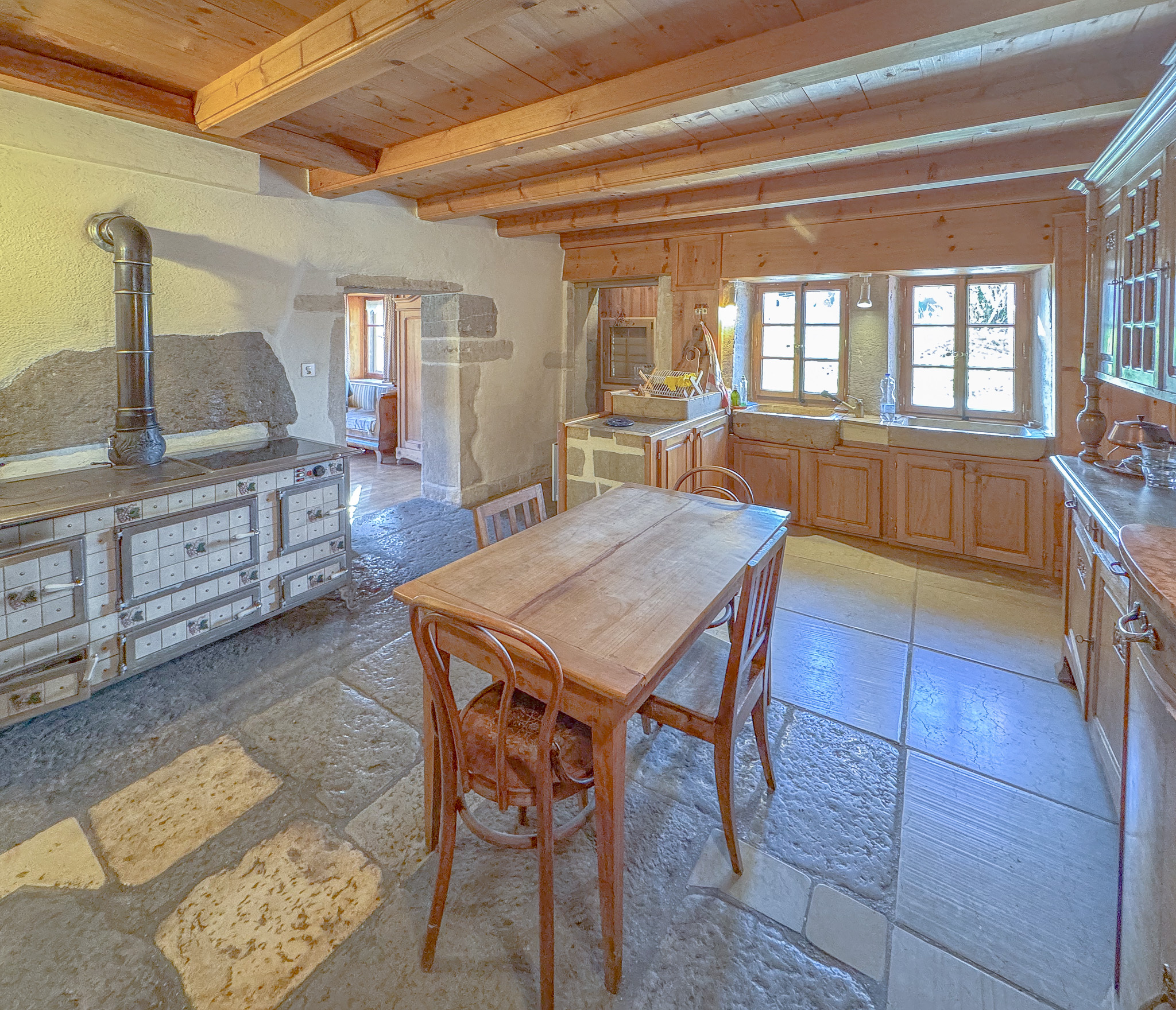 Cuisine aménagée avec un double évier en pierre et un piano de cuisson mixte au rez Cuisine aménagée avec un double évier en pierre et un piano de cuisson mixte au rez