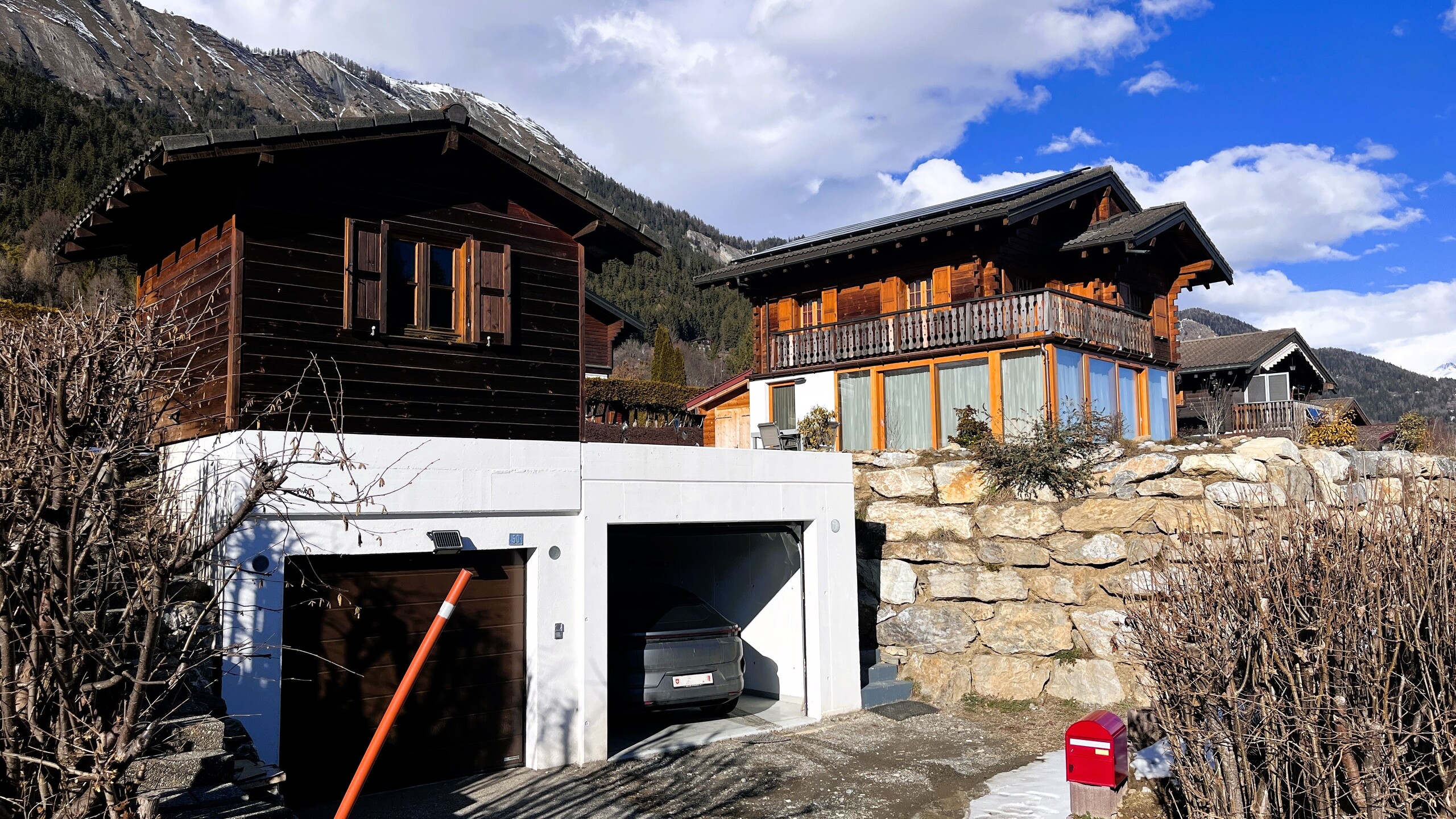 Vue d'ensemble, mazot, garages et chalet