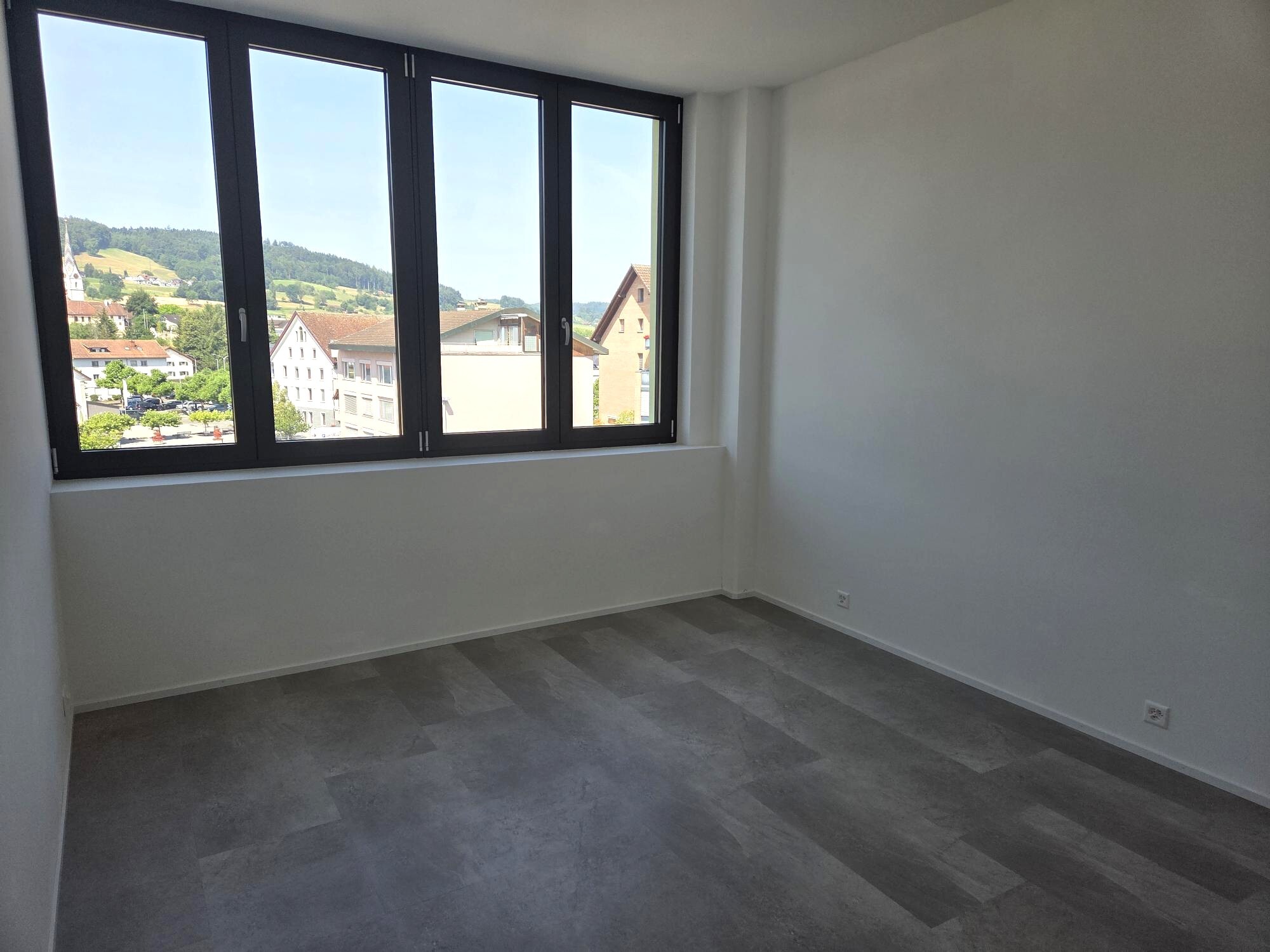 Sehr grosse Fenster mit elektrischen Rollläden Sehr grosse Fenster mit elektrischen Rollläden