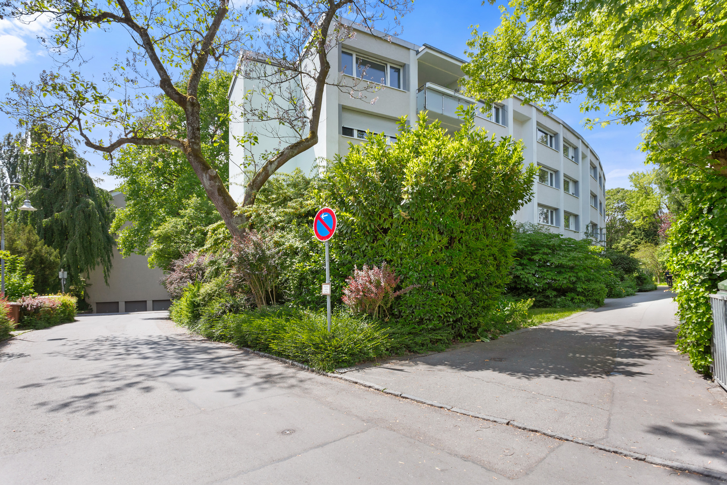 Die gut gepflegte und modernisierte Bebauung. Die gut gepflegte und modernisierte Bebauung.