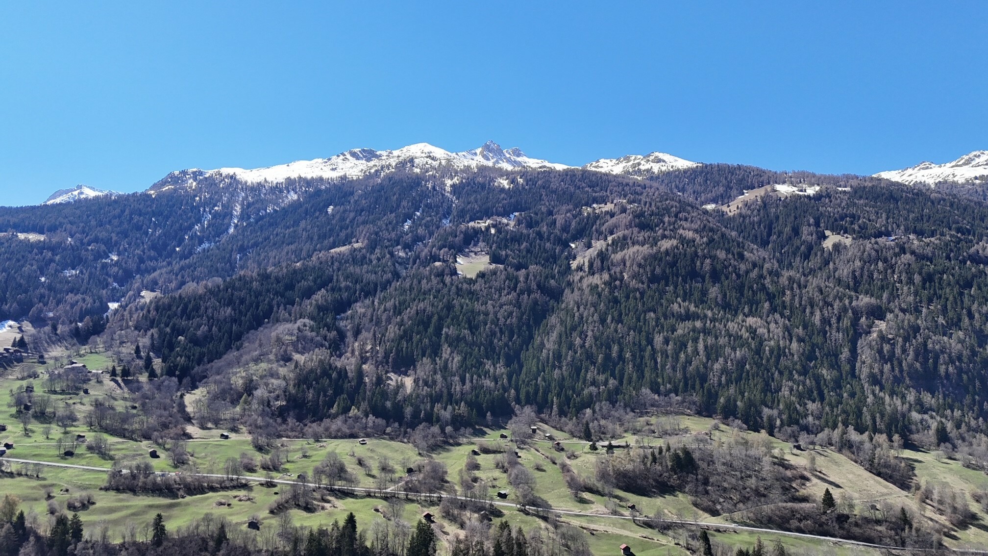 Vue dégagée et imprenable sur les montagnes Vue dégagée et imprenable sur les montagnes