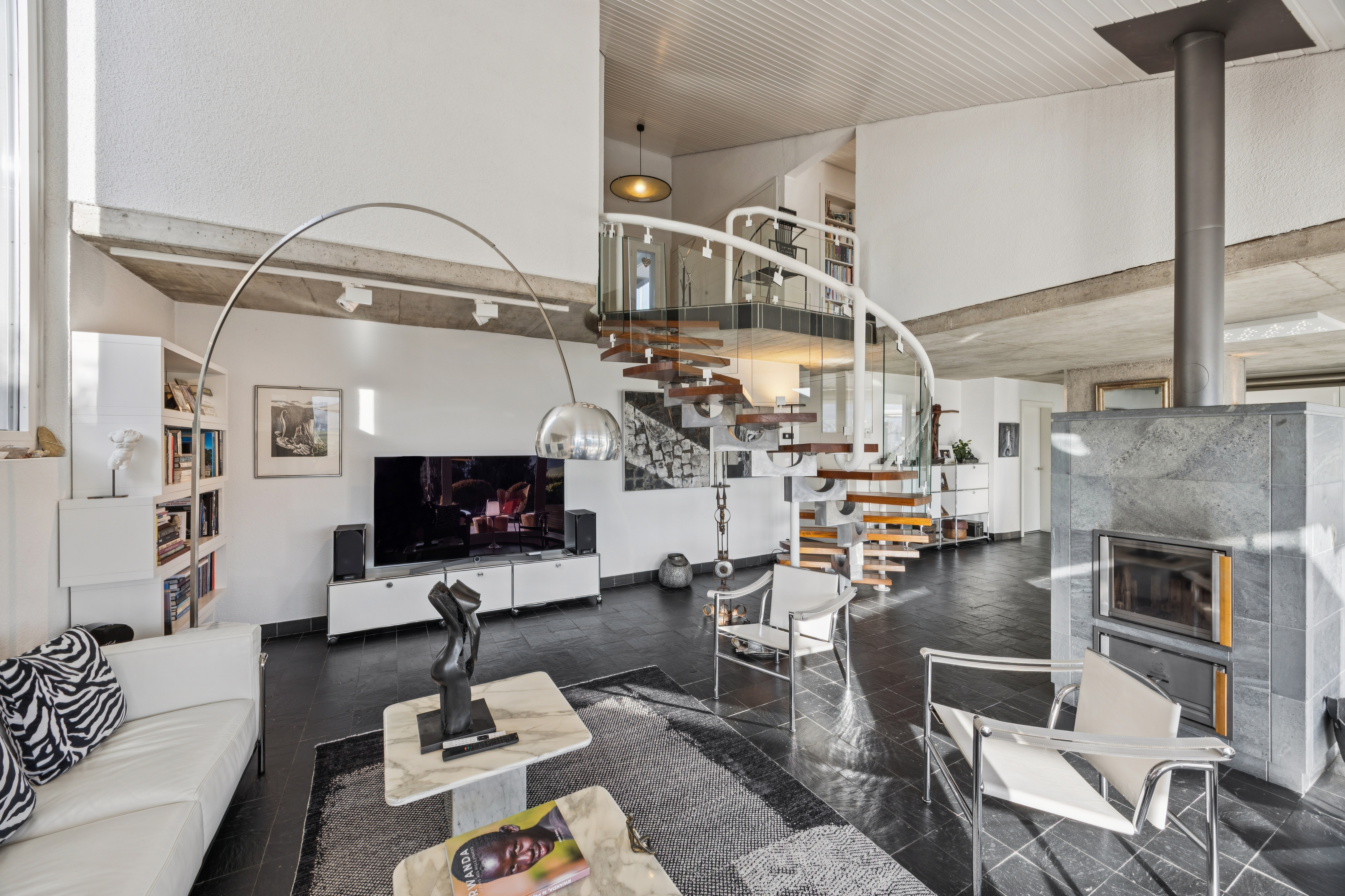 Spacieux séjour avec belle hauteur sous plafond et poêle