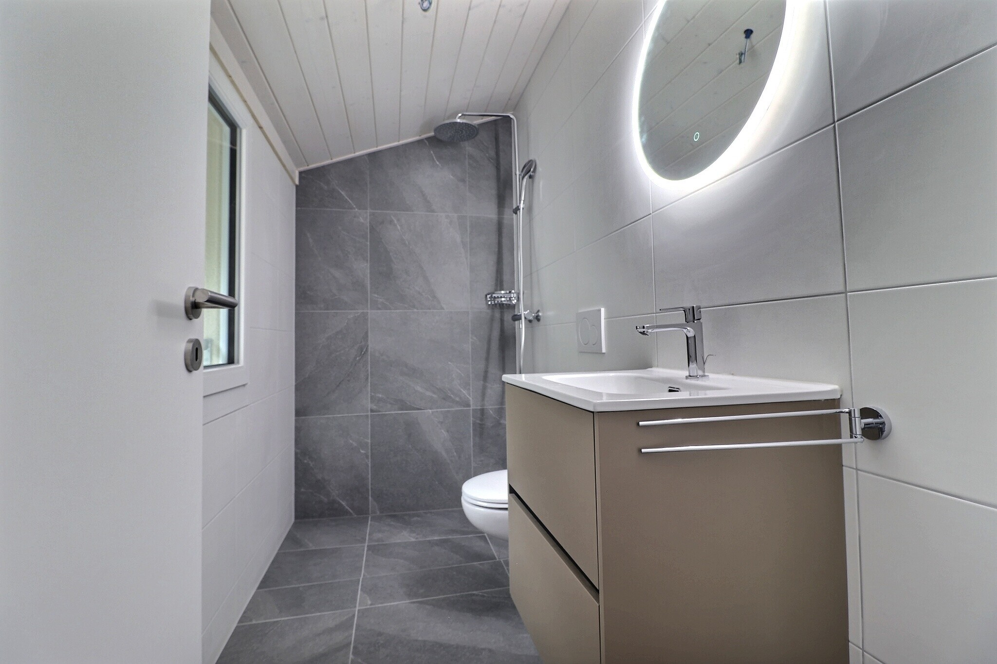 Salle de bain avec douche (dans la chambre parentale)
