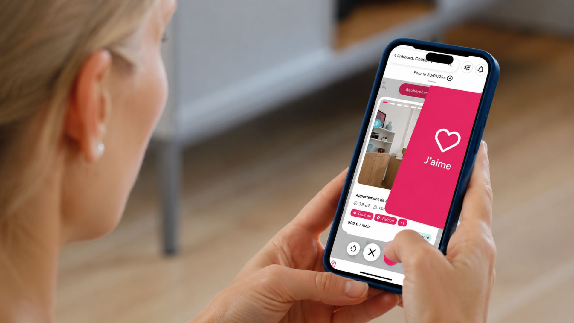 Nutzerin durchsucht Immobilieninserate in der mobilen Bazzile-App und veranschaulicht die digitale Immobiliensuche und Vermarktung.