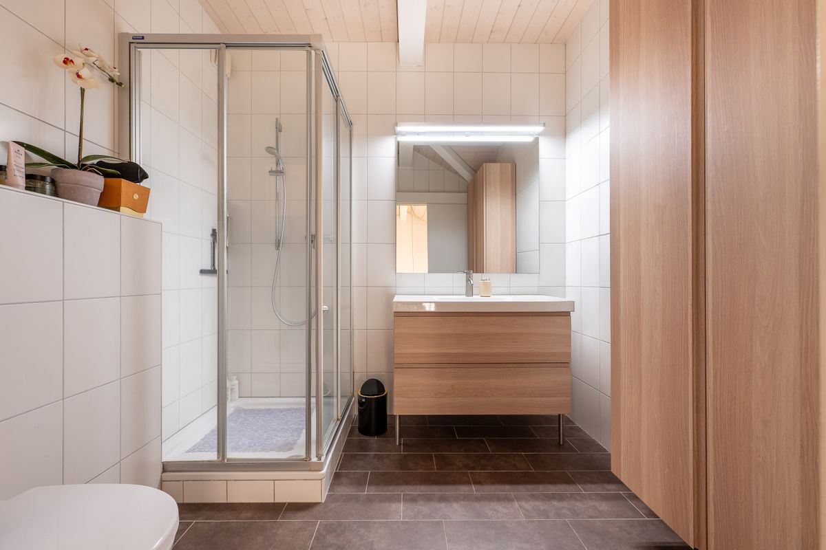 Salle de douche avec WC au 2ème niveau/attique Salle de douche avec WC au 2ème niveau/attique